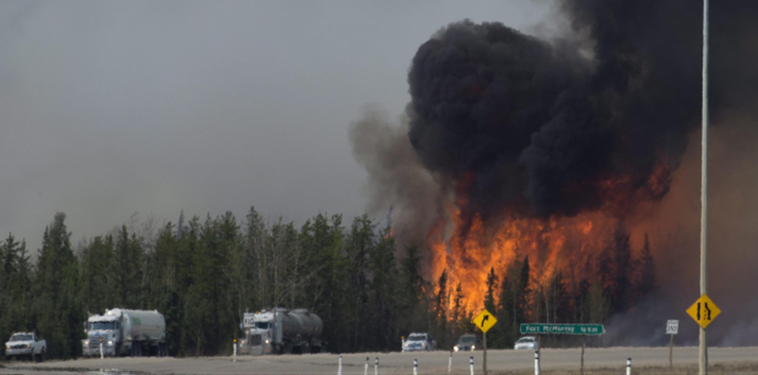 Las llamas avanzan con rapidez y en algunos puntos han impedido la evacuación de personas hacia las ciudades al sur de Fort McMurray, ciudad que ha tenido que ser desalojada por completo. (Jonathan Hayward/The Canadian Press via AP)