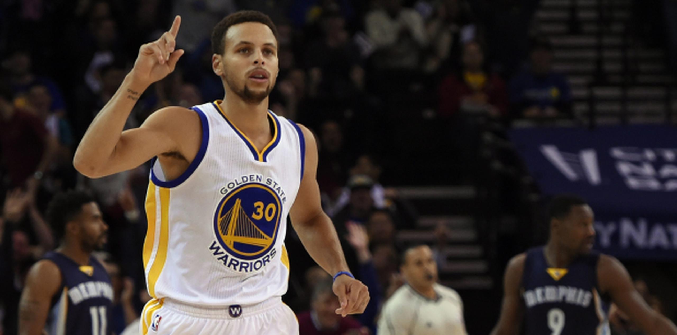 Stephen Curry lidera la NBA con promedio de 37.0 puntos en sus primeros cuatro juegos de la temporada. (EFE / John G. Mabangl)