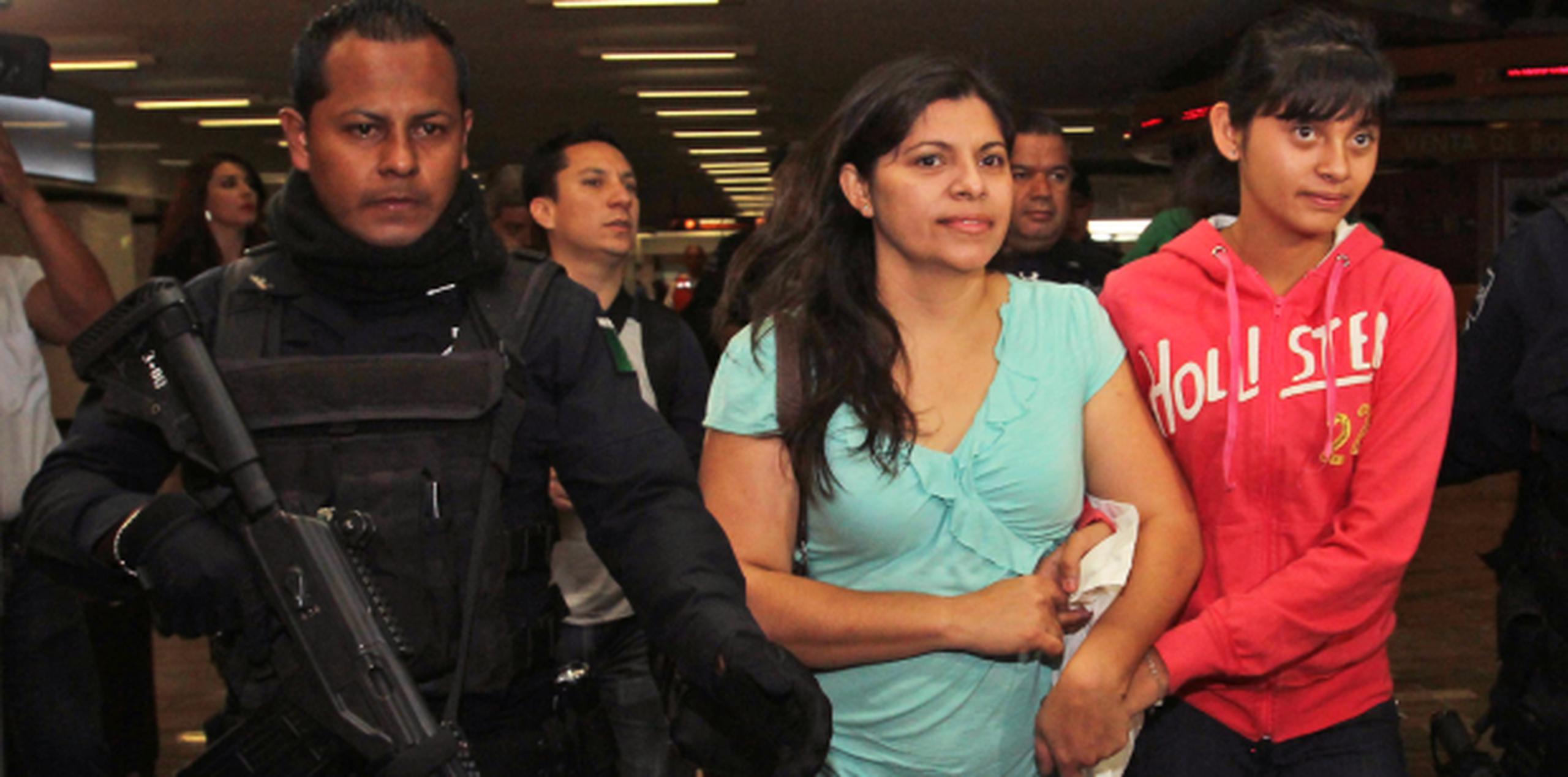 Con vigilancia policial y los brazos entrelazados, Dorotea García y su hija Alondra Díaz caminaban juntas por el aeropuerto de Guadalajara luego de 8 años separadas. (AP)