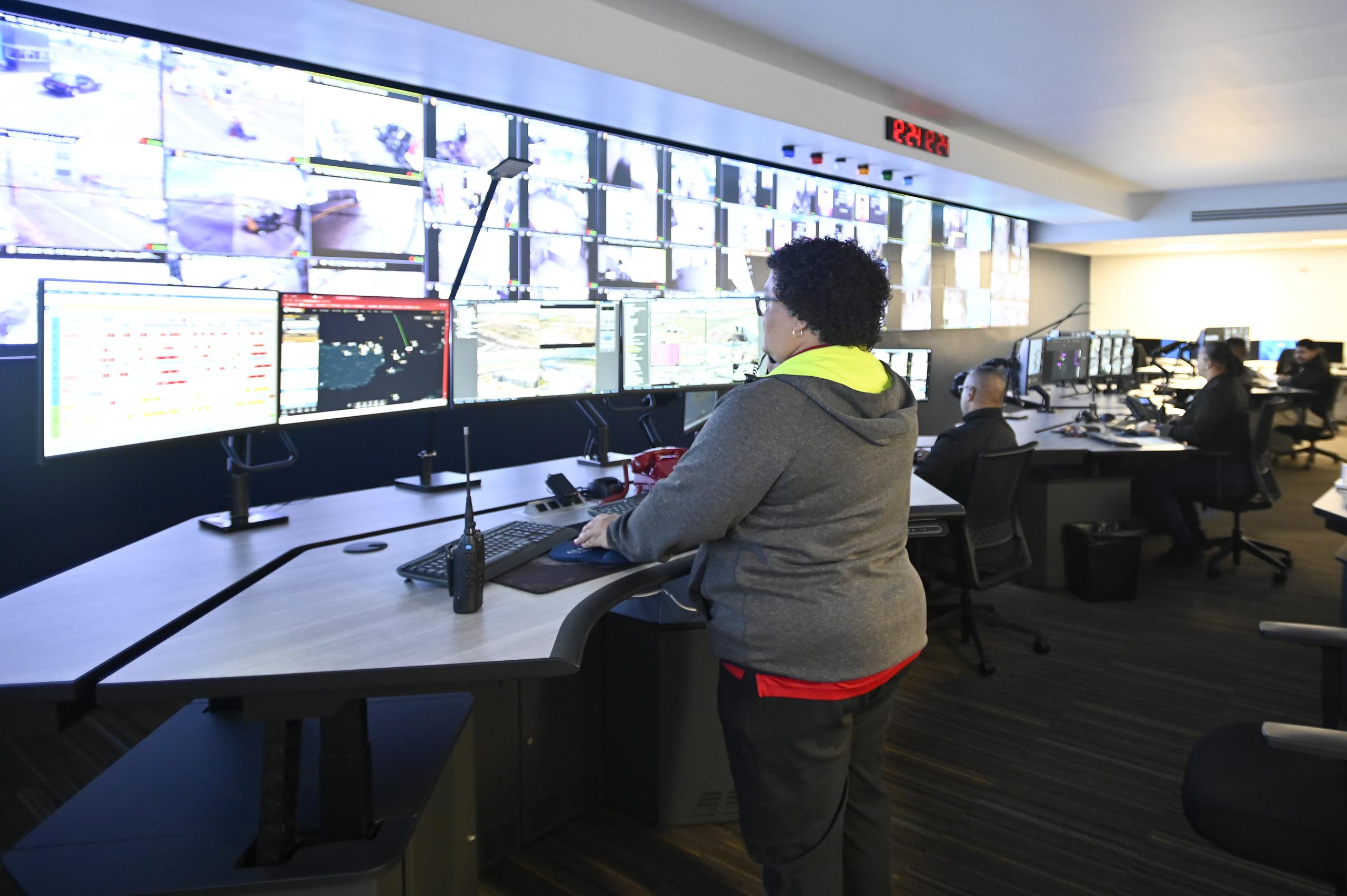 El centro de control cuenta con un sinnúmero de pantallas desde donde se puede monitorear todo tipo de actividad a través de toda la terminal aérea, a través de más de 1,500 cámaras de seguridad.