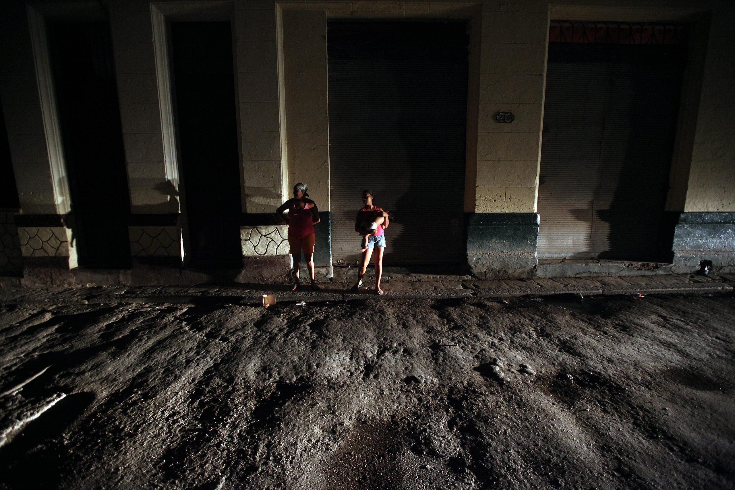 Fotografía de archivo en la que se registró a un par de mujeres al dialogar, en medio de una calle sin iluminación, durante uno de los frecuentes apagones, en La Habana (Cuba). EFE/Alejandro Ernesto
