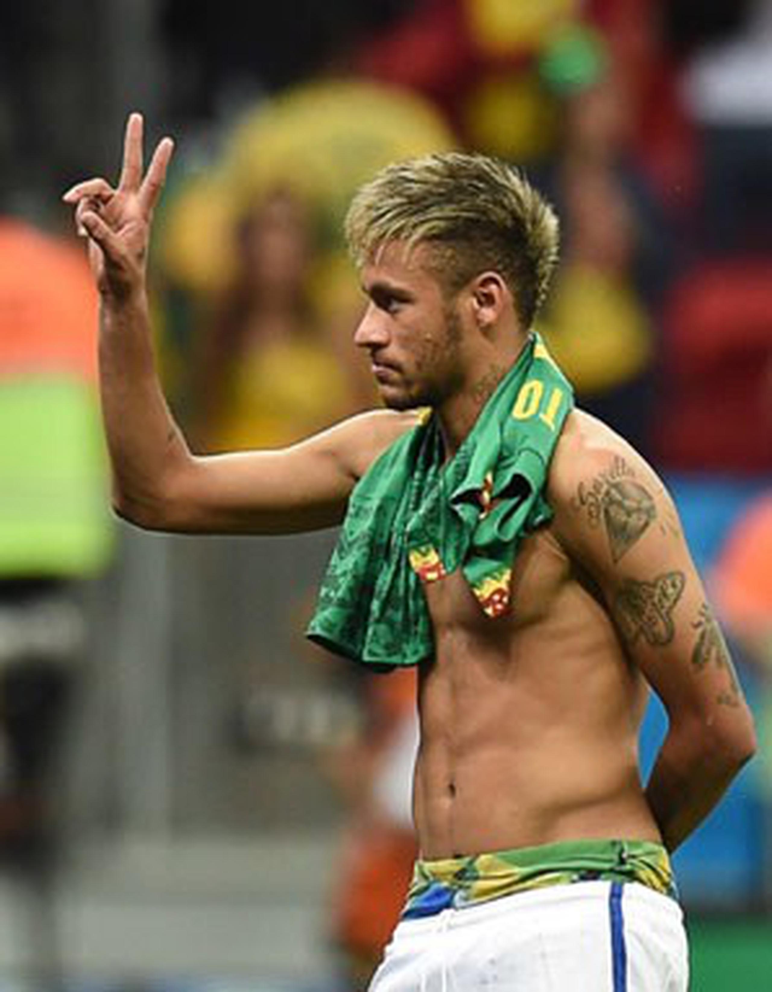 Neymar expuso parcialmente sus coloridos calzoncillos después del partido Brasil vs Camerún. (AFP PHOTO / VANDERLEI ALMEIDA)