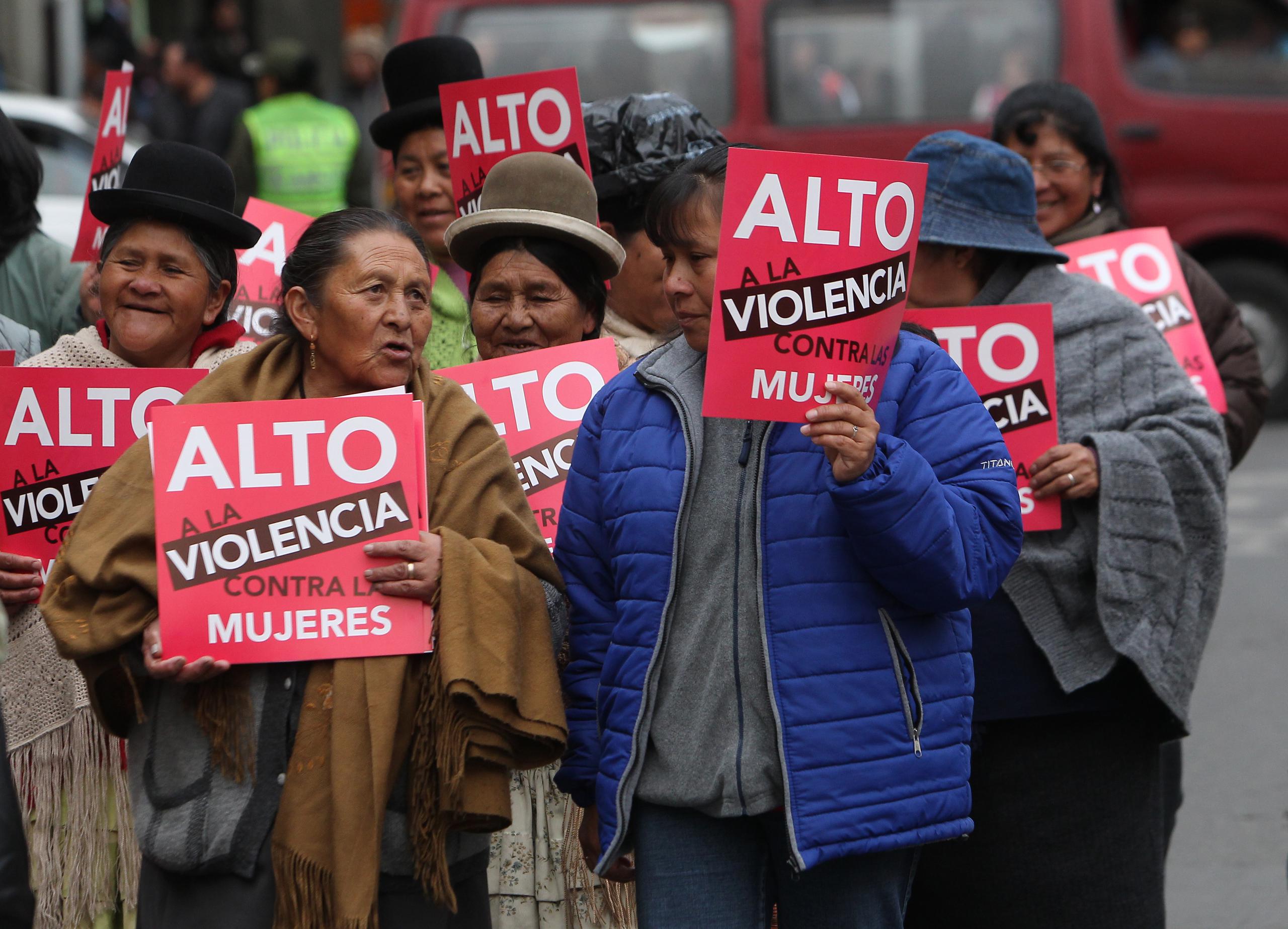 Fotografía de archivo de una marcha de activistas contra la violencia a la mujer, en La Paz. EFE/Martin Alipaz
