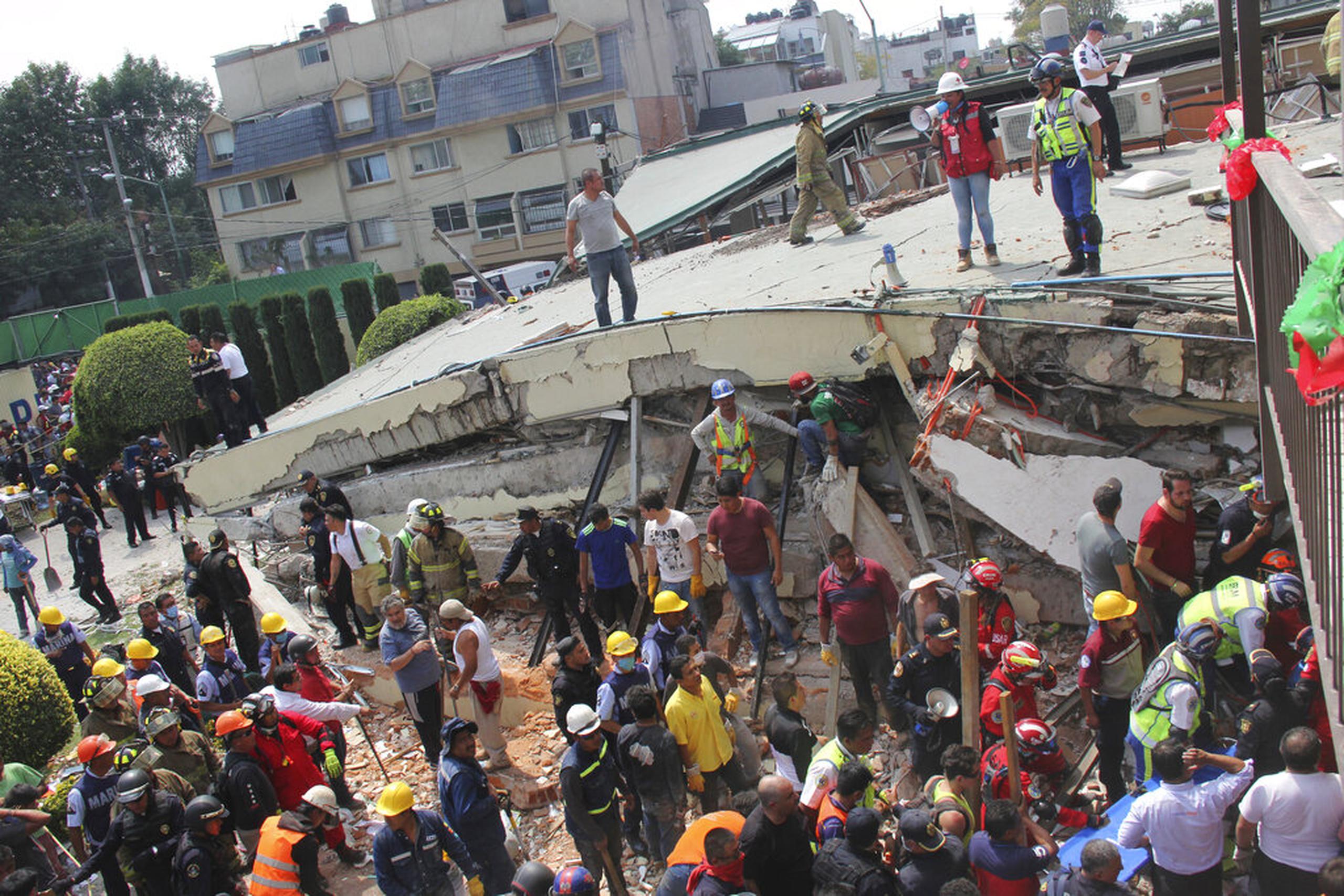 Rescatistas buscan a niños atrapados en los escombros de la escuela Enrique Rébsamen, en la Ciudad de México.