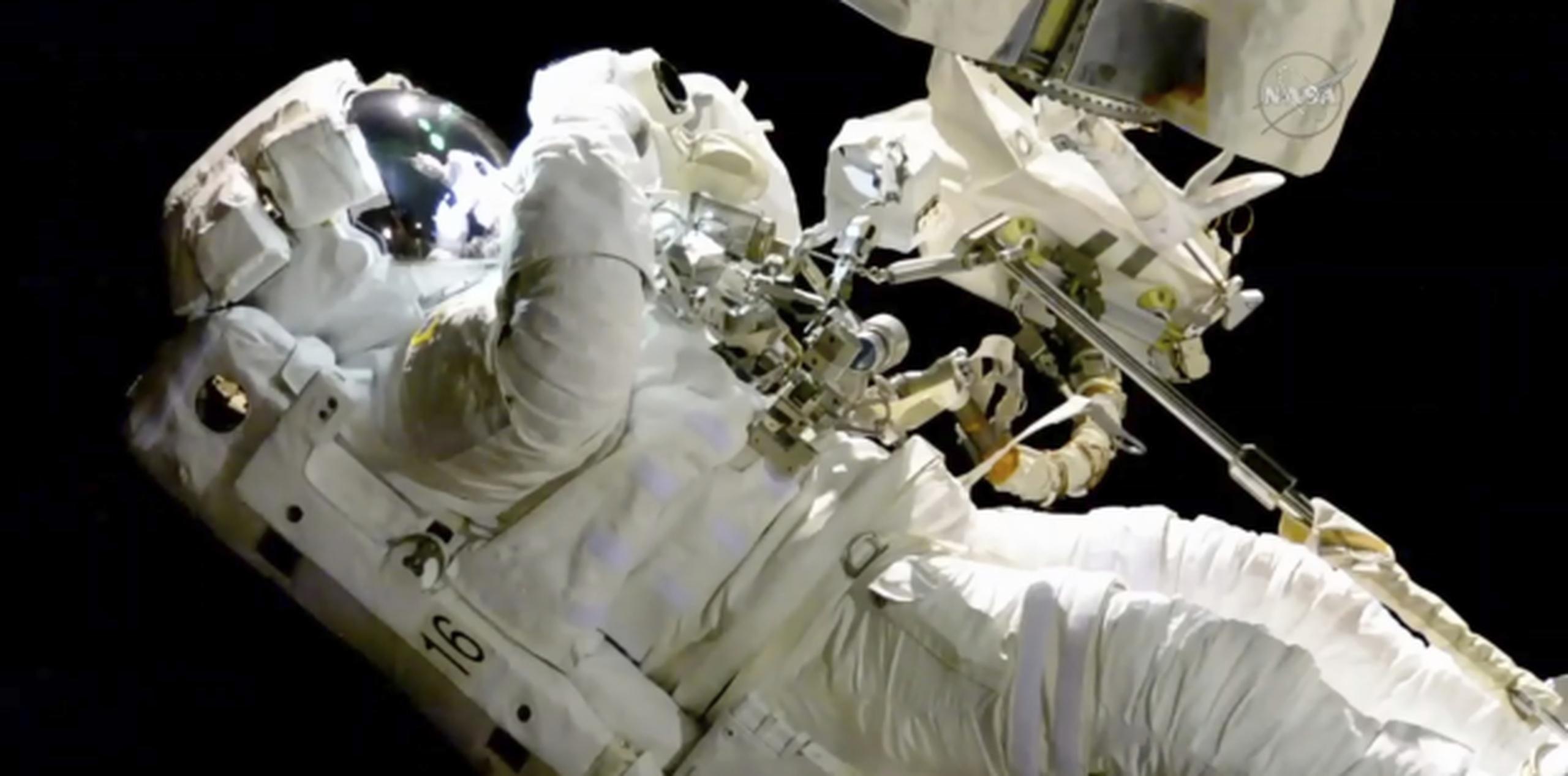 Joseph Acabá trabajando en el exterior de la Estación Espacial Internacional. (NASA vía AP)