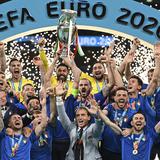 Italia levanta al trofeo de campeón de Europa