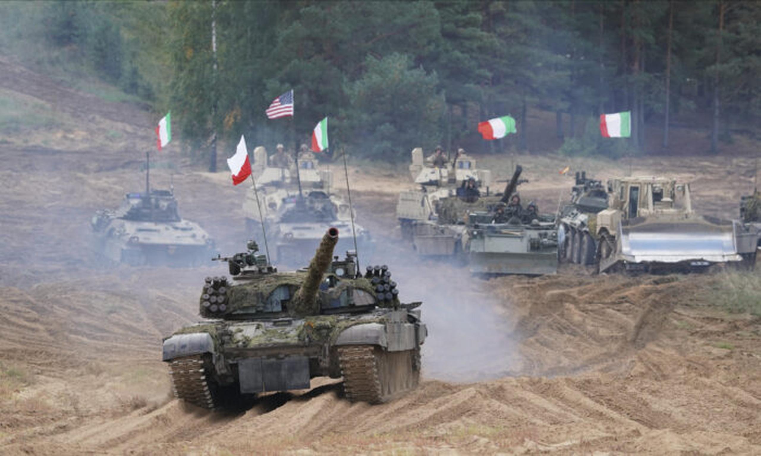 Vehículos militares y tanques de Polonia, Italia, Canadá y Estados Unidos ruedan durante los ejercicios militares de la OTAN ''Namejs 2021'' en un campo de entrenamiento en Kadaga, Letonia, el 13 de septiembre de 2021.