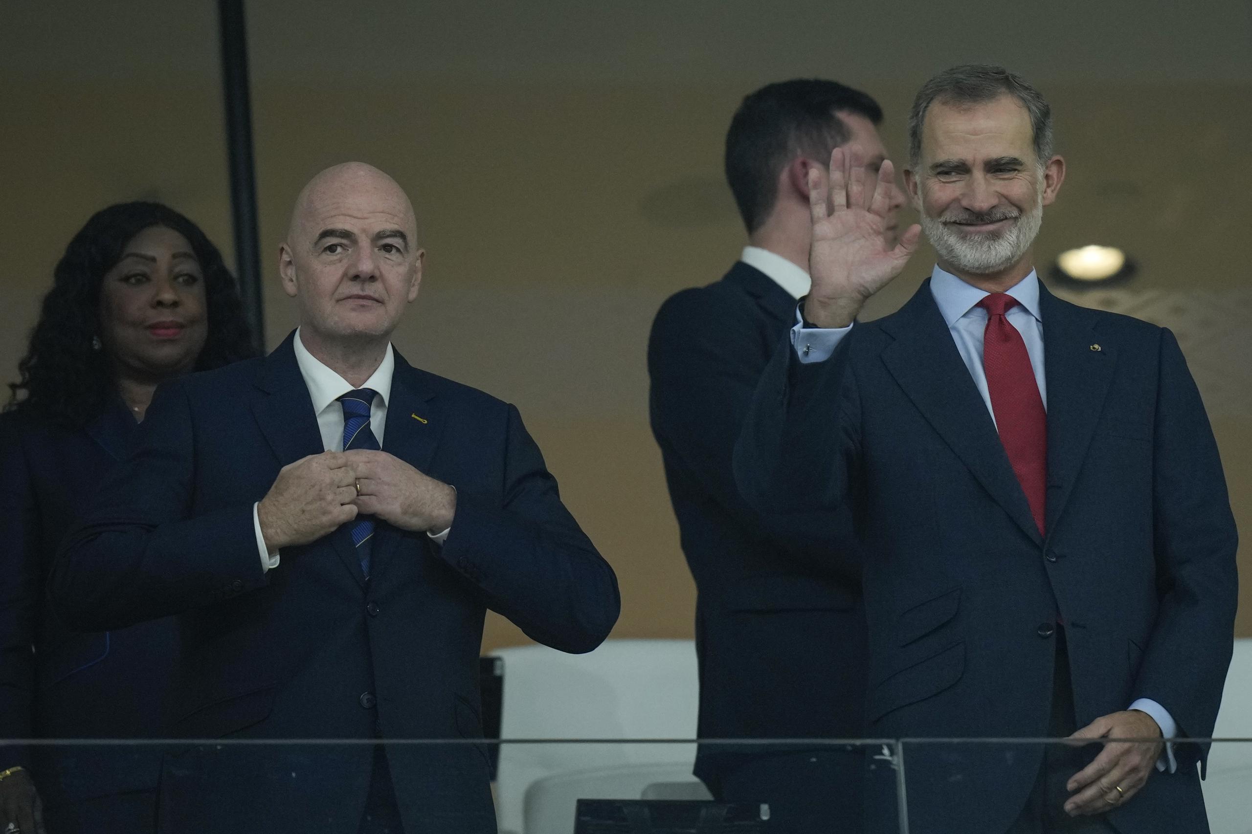 El rey Felipe VI (derecha), saluda junto al presidente de la FIFA, Gianni Infantino, durante el partido del Grupo E del Mundial que enfrentó a España y Costa Rica, en el estadio Al Thumama, en Doha, Qatar, el 23 de noviembre de 2022. (AP Foto/Francisco Seco)
