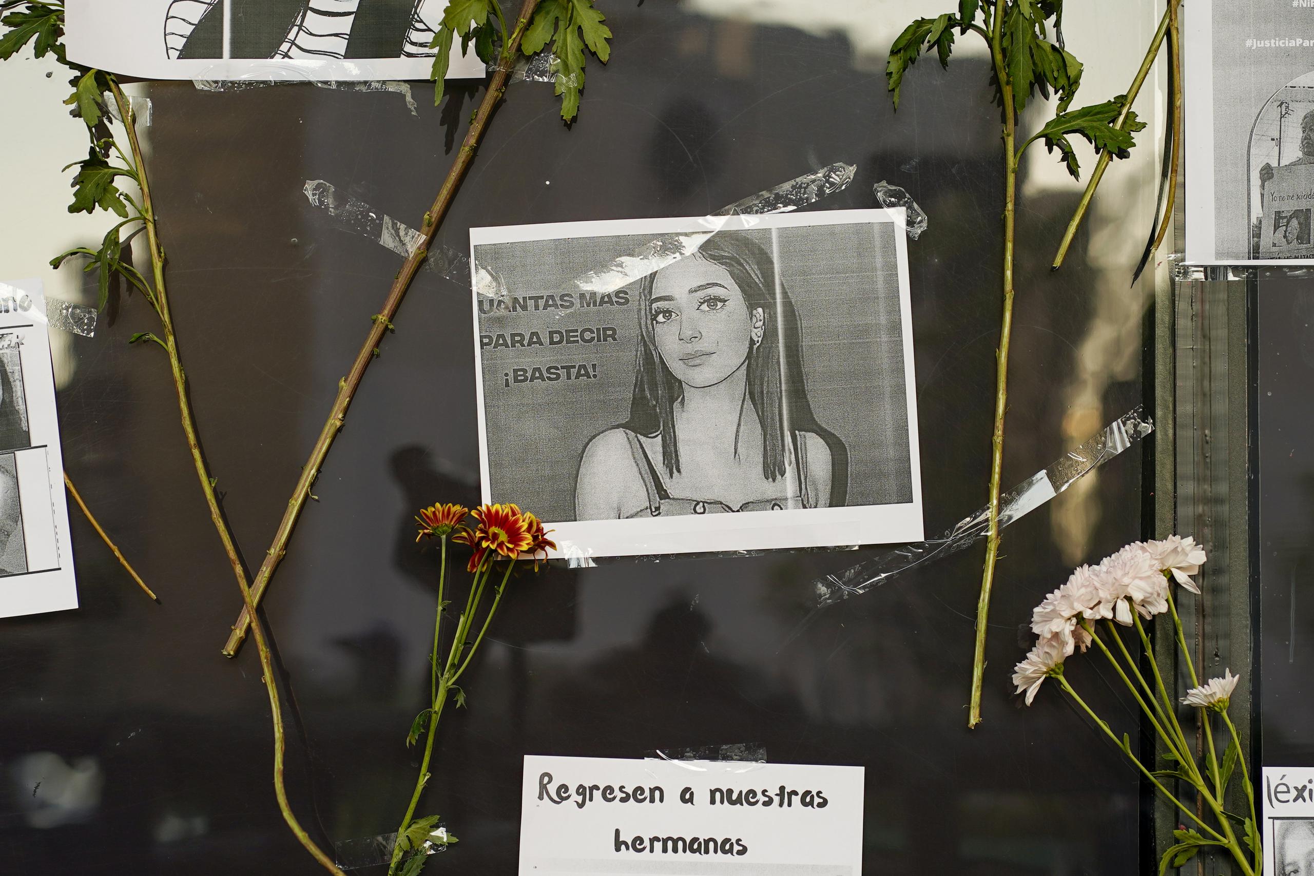 Flores en la fachada de la Fiscalía General de la República rodean una fotografía de Debanhi Escobar que fue colocada durante una protesta, el viernes 22 de abril de 2022 en la Ciudad de México, contra la desaparición de Escobar y de otras mujeres en México.