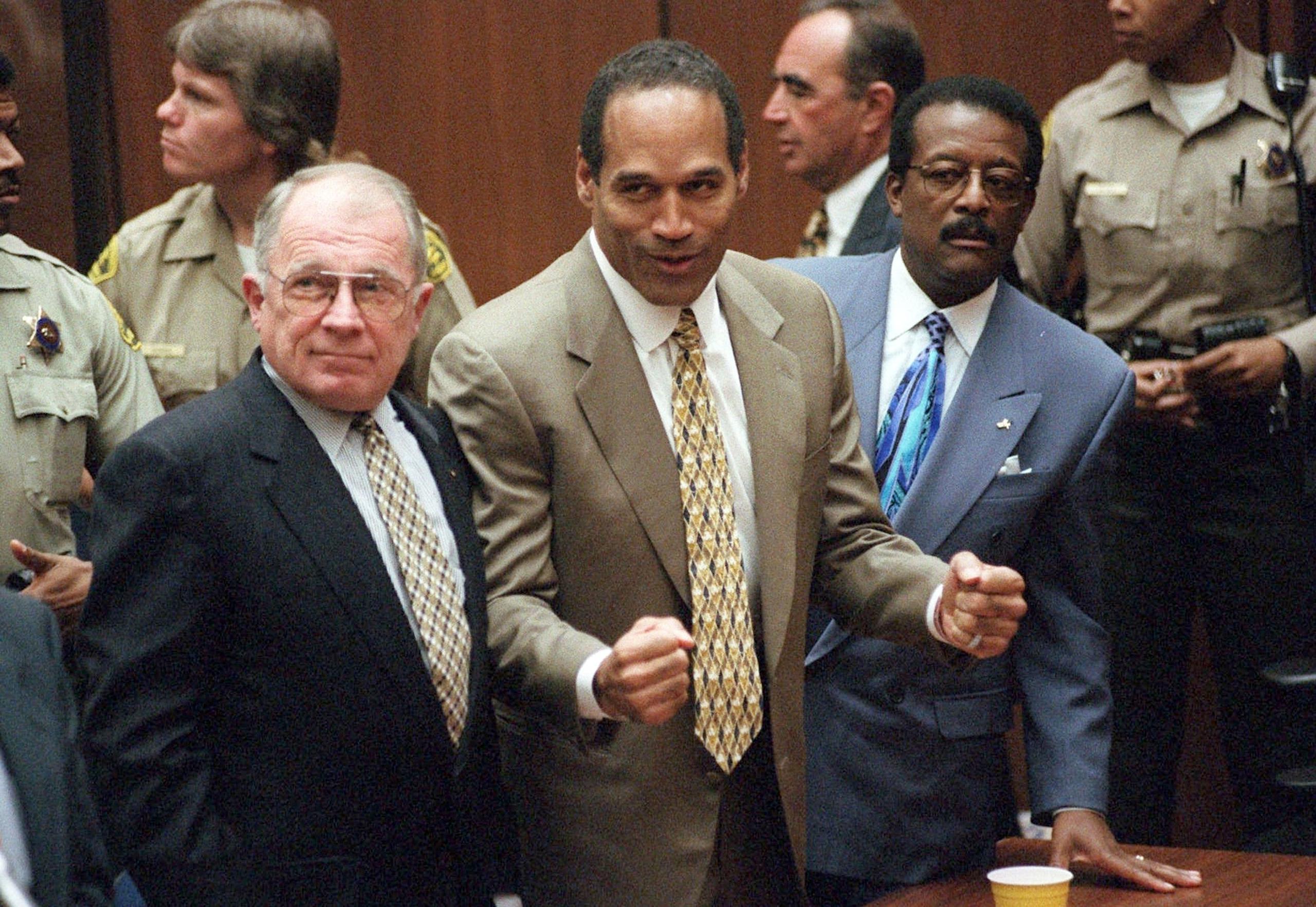 En esta foto del 3 de octubre de 1995, O.J. Simpson reacciona tras ser absuelto del doble homicidio de su exesposa Nicole Brown Simpson y su amigo Ron Goldman en Los Ángeles. Simpson ha fallecido en Las Vegas. Tenía 76 años.