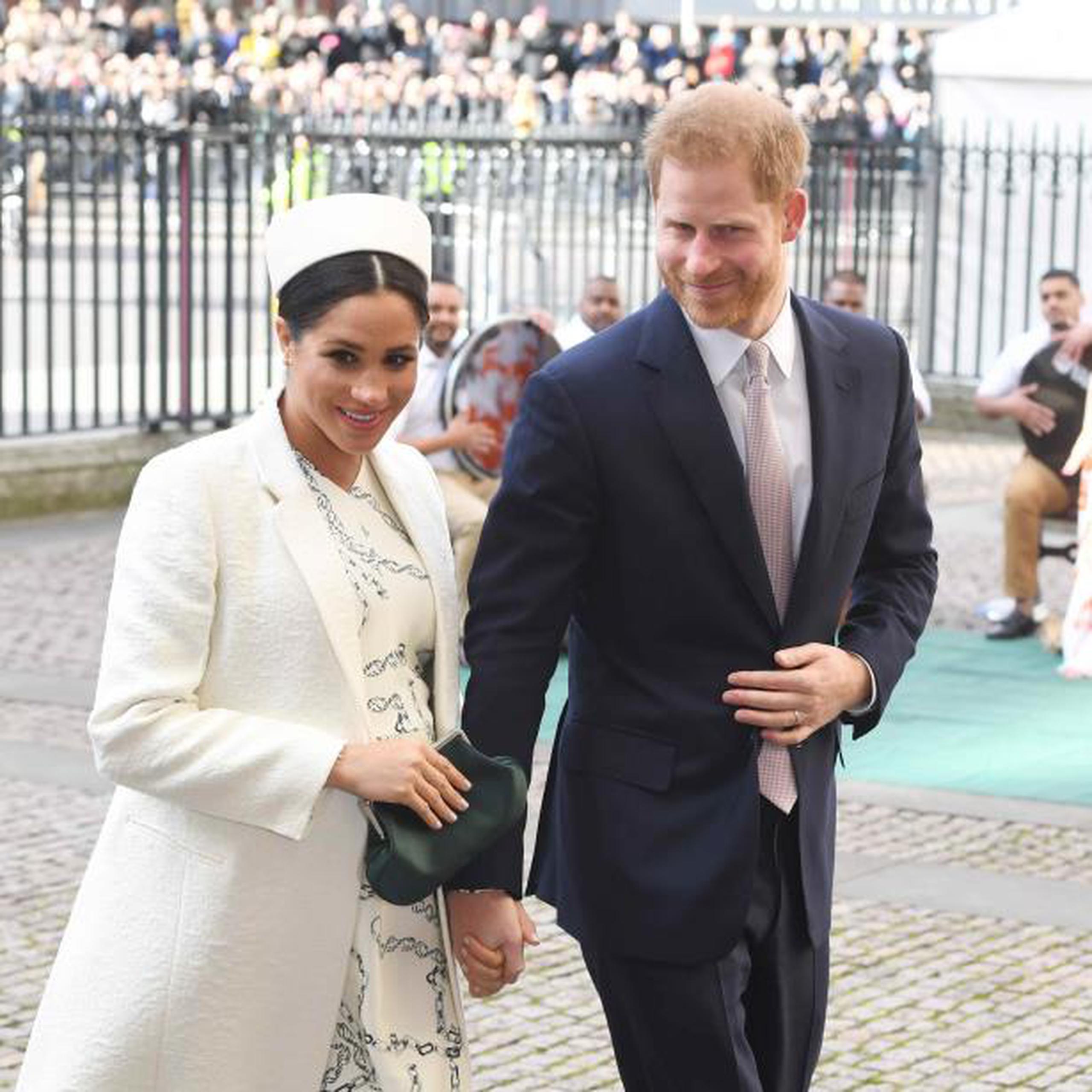 Los duques de Sussex, el príncipe Enrique de Inglaterra y la estadounidense Meghan Markle, a su llegada a un acto con motivo del Día de la Mancomunidad británica de Naciones este lunes en la abadía de Westminster de Londres.   (EFE/ Facundo Arrizabalaga)
