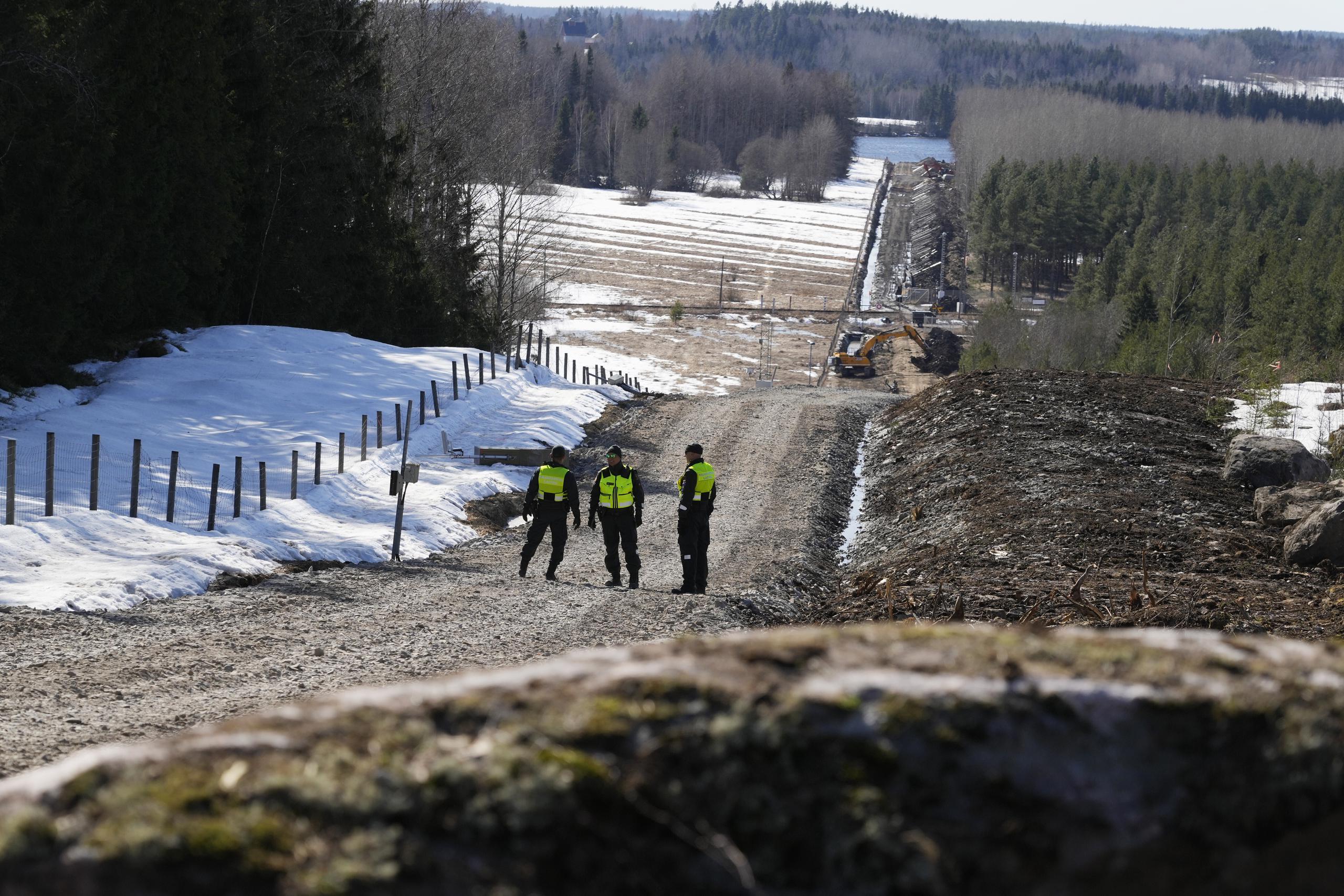 Guardias fronterizos de Finlandia en el sitio de construcción de la valla fronteriza entre Finlandia y Rusia, en Imatra. (AP)