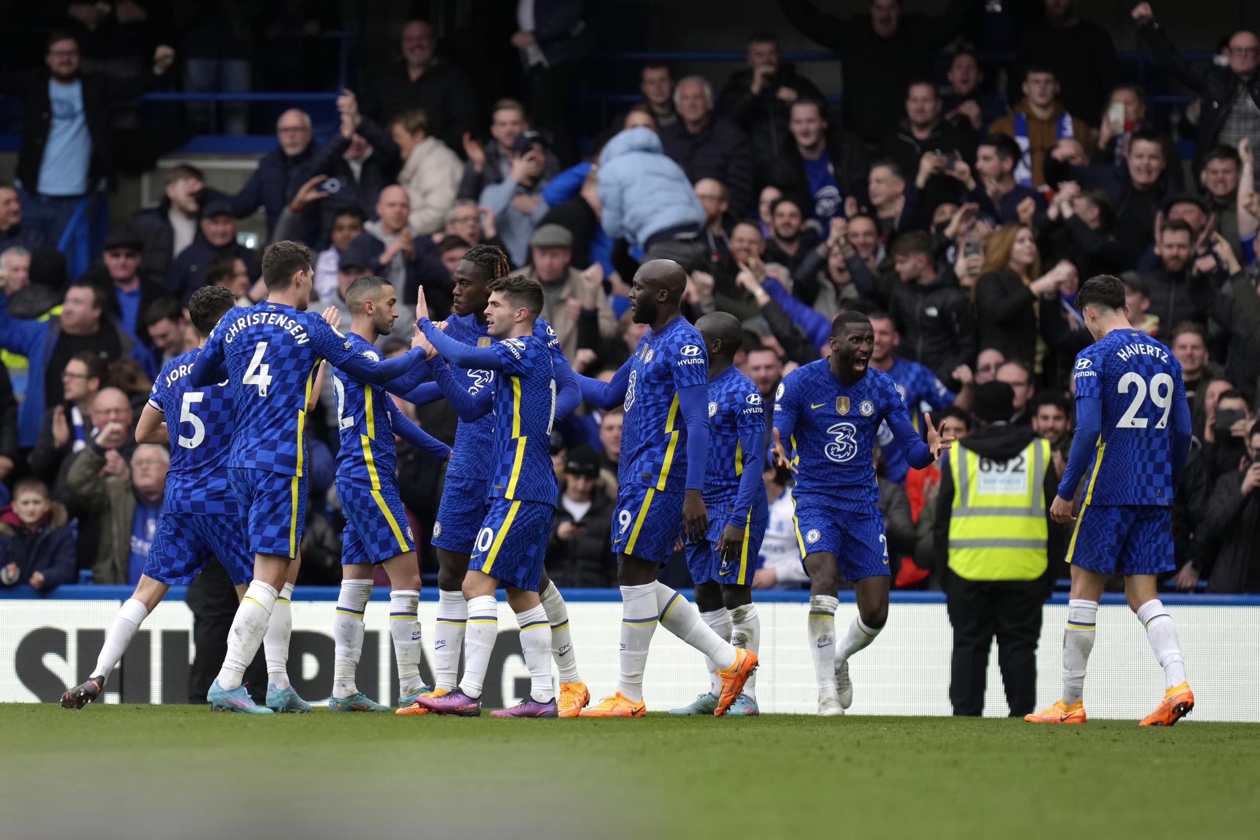 Kai Havertz, derecha, festeja con sus compañeros después de anotar el primer gol del Chelsea durante el partido por la Liga Premier ante el Newcastle United, en el estadio Stamford Bridge de Londres, el domingo 13 de marzo de 2022. (AP Foto/Kirsty Wigglesworth)