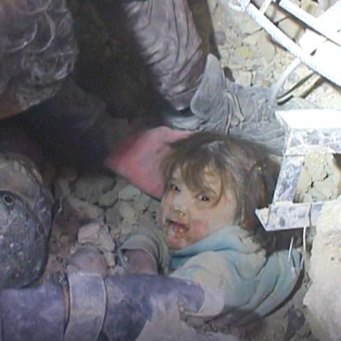 "Aquí está papá": conoce a "La niña milagro" tras terremotos de Turquía y Siria