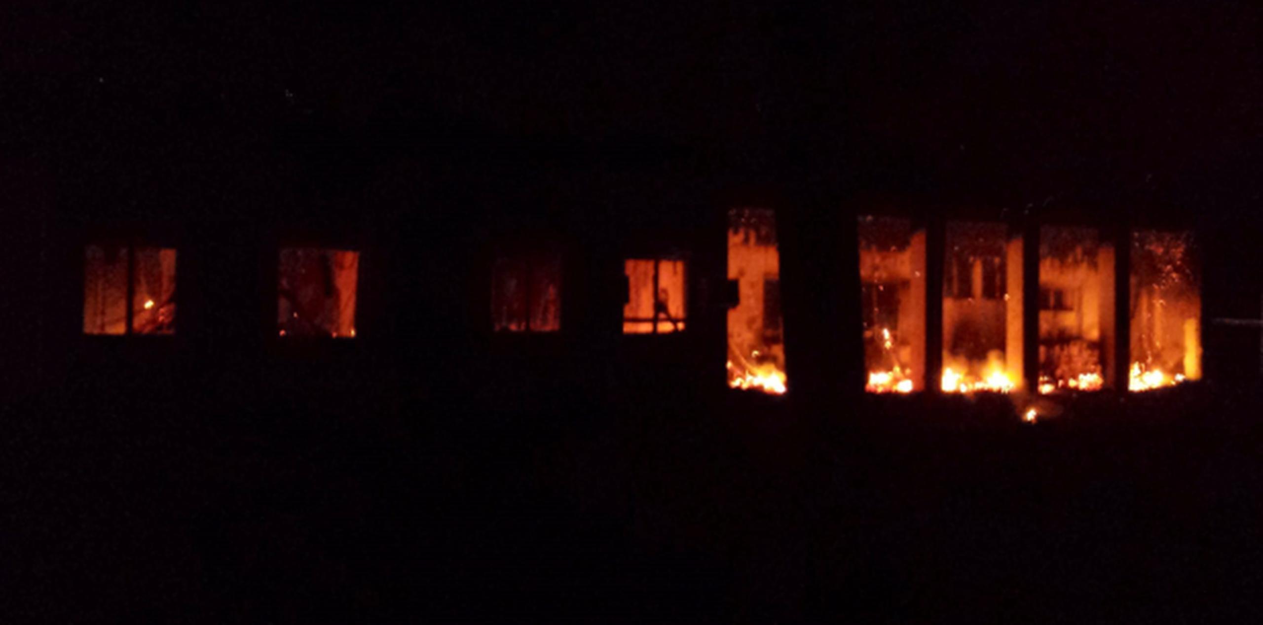 Imágenes suministradas por Médicos Sin Fronteras muestran el hospital en llamas tras el ataque aéreo, presuntamente cometido por fuerzas estadounidenses. (EFE)