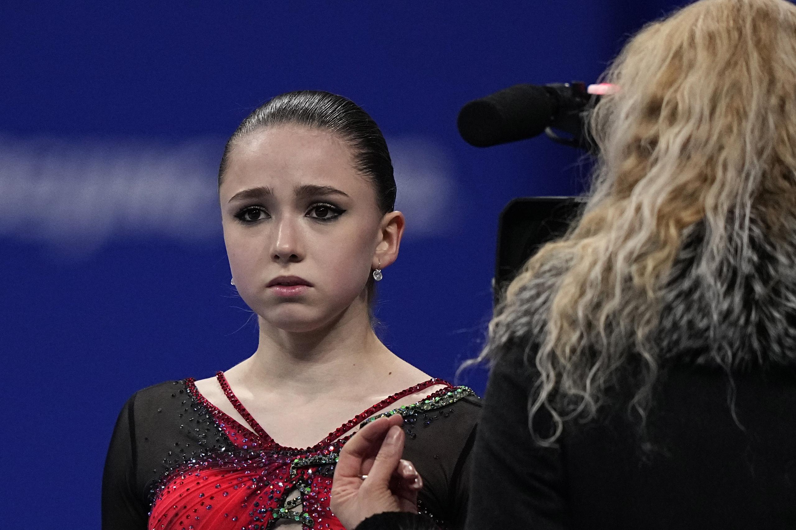 El rostro de Valieva refleja su angustia al recibir una reprimenda de su entrenadora Eteri Tutberdize al finalizar la rutina en la que se cayó el jueves. 
