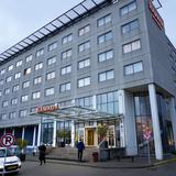 Holanda arresta a pareja por salir del hotel donde estaba en cuarentena