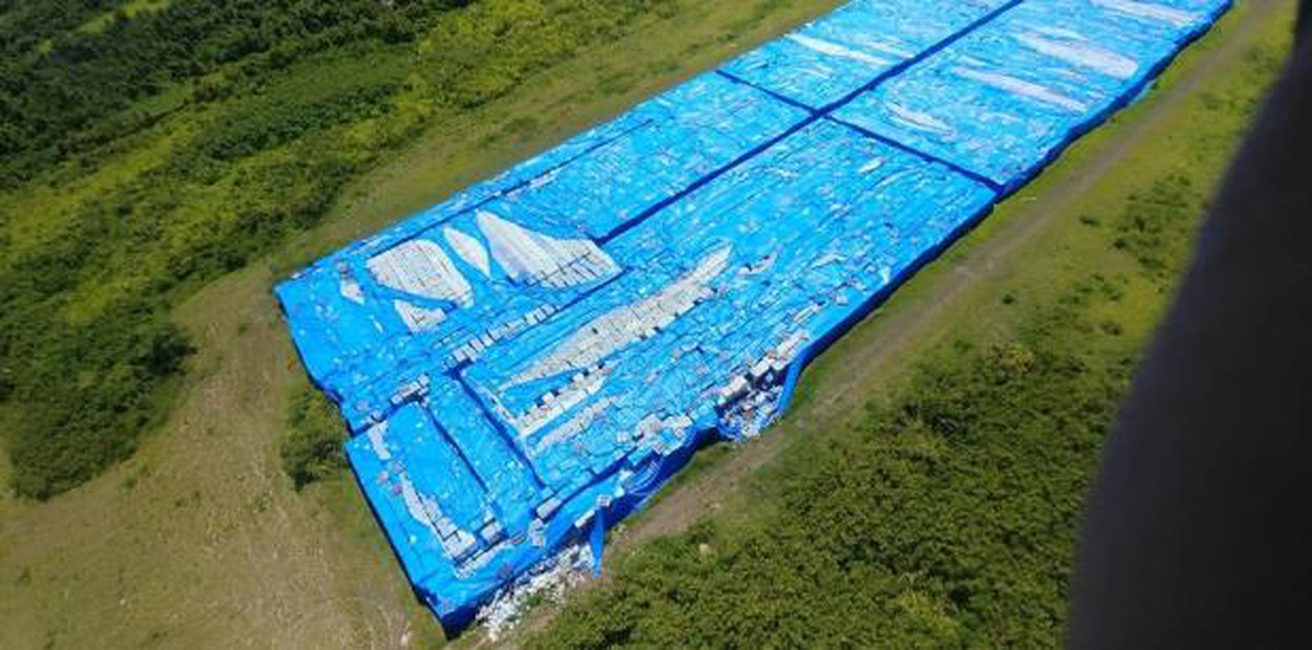 Cajas de agua embotellada en la antigua Base Naval Roosevelt Roads, en Ceiba. (Suministrada / Abdiel Santana)