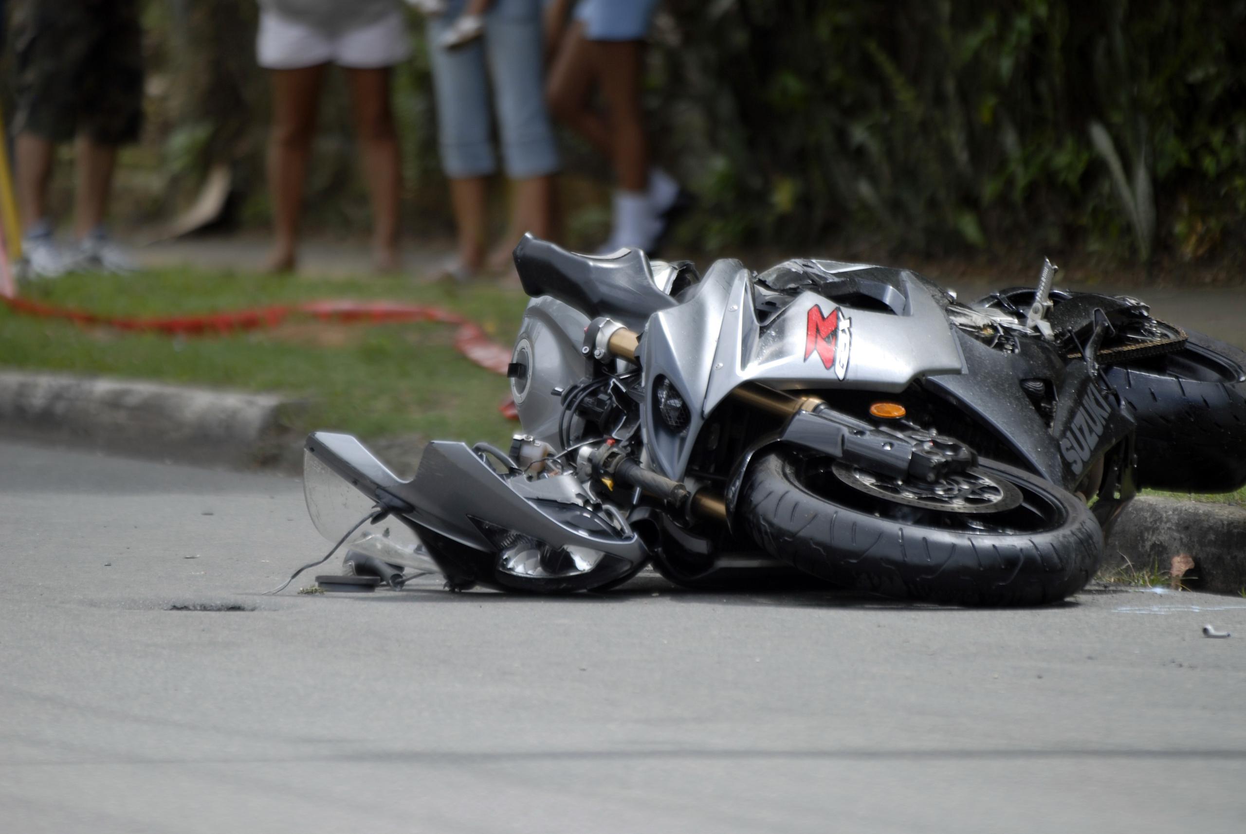 El motociclista fue transportado a un hospital de la zona en condición  grave.