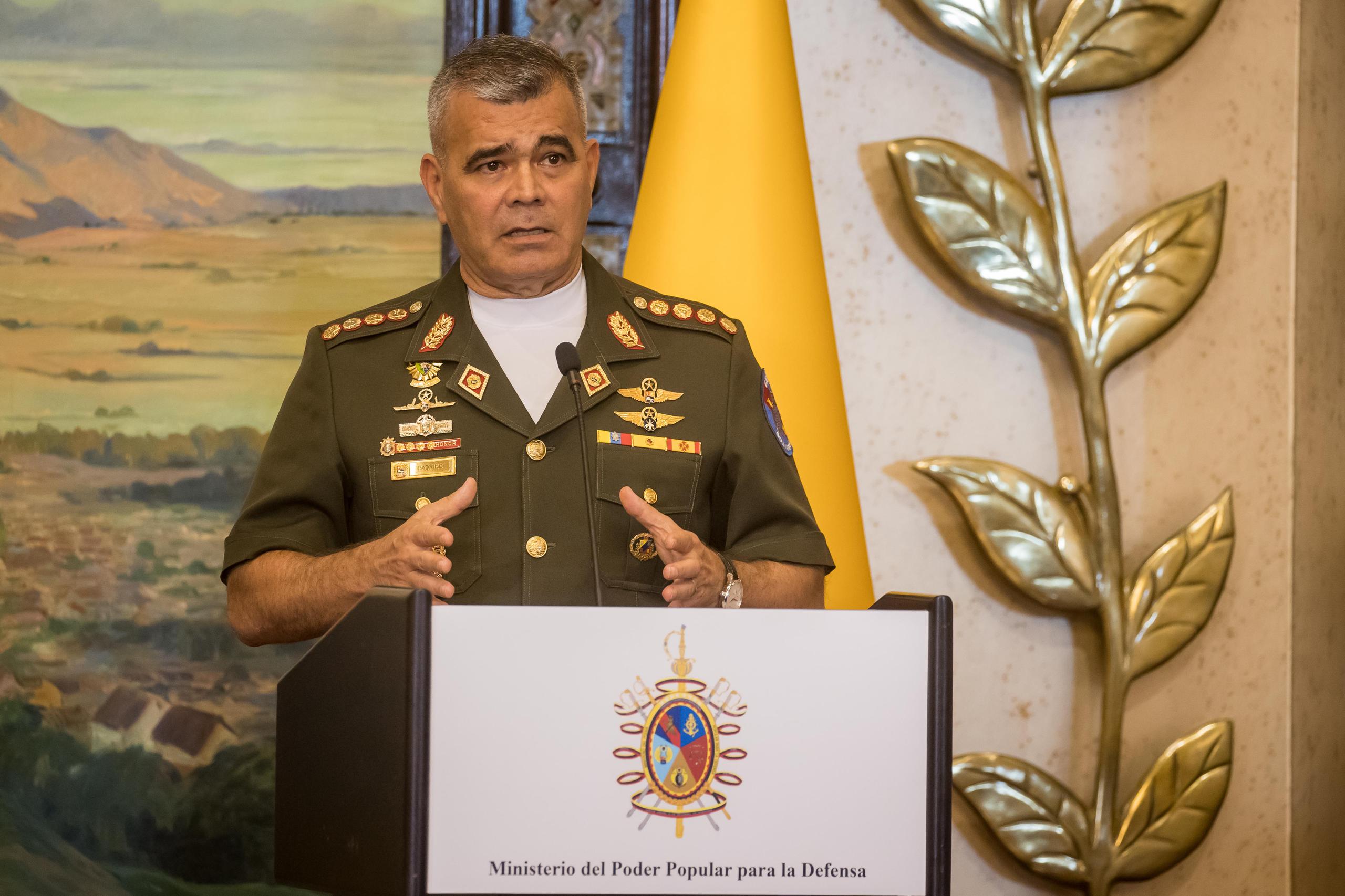 El ministro Defensa de Venezuela, Vladimir Padrino López dijo que las acciones contra los implicados, será "contundente" y aplicará la ley "a los traidores, porque el engaño y la deslealtad implican el quebrantamiento de las leyes del honor militar".