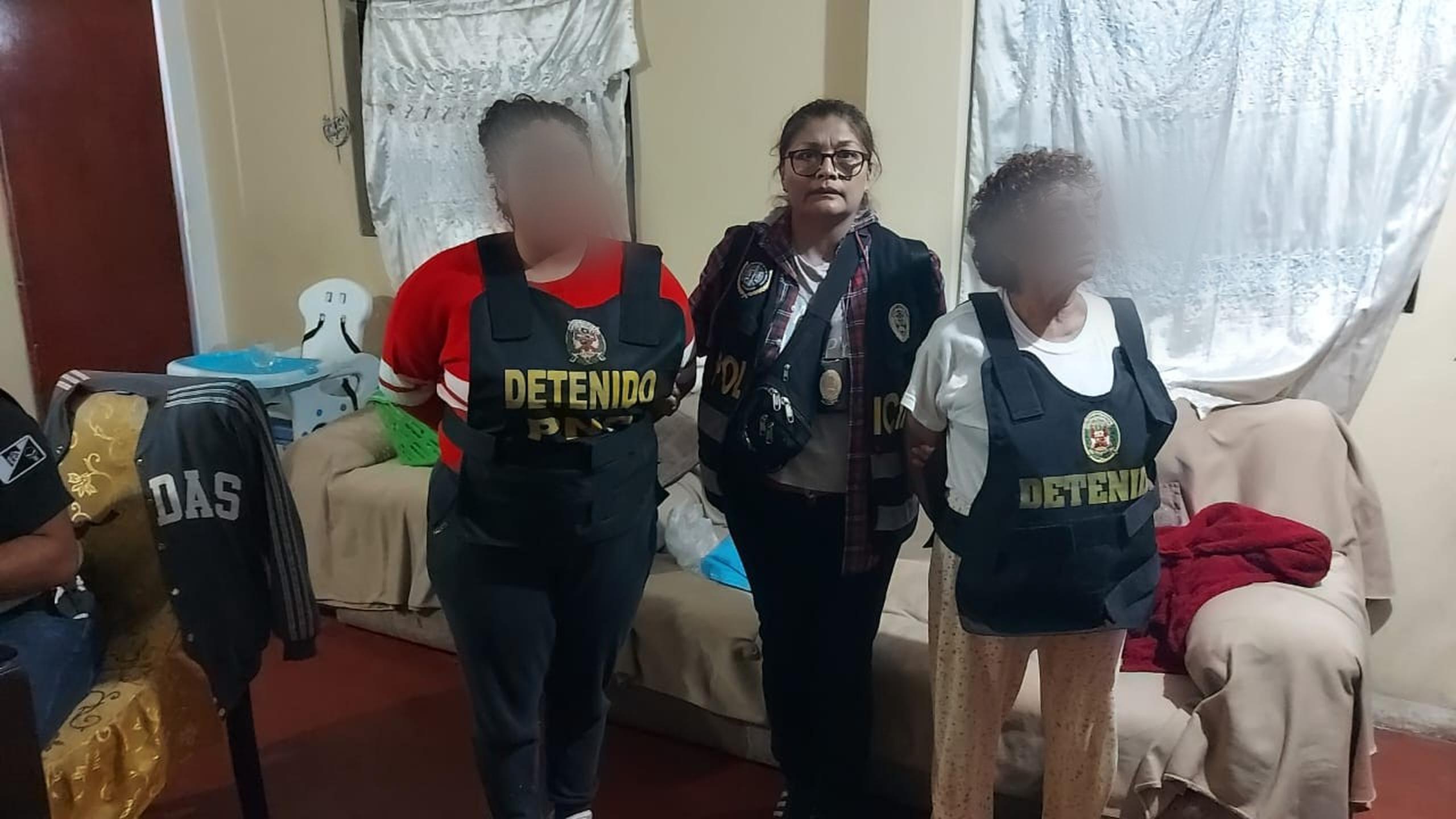 Fotografía cedida este jueves, 5 de octubre, por la Policía Nacional de Perú en la que se registró a una oficial (c) junto a dos detenidas y presuntas integrantes de una facción del grupo criminal transnacional venezolano "Tren de Aragua", en Lima (Perú). EFE/ Policía Nacional de Perú
