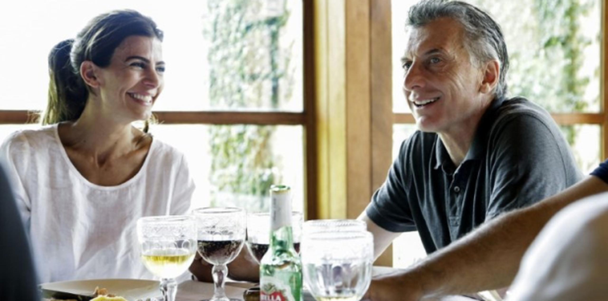 Macri y su esposa almuerzan con amistades tras emitir su voto. (AFP)