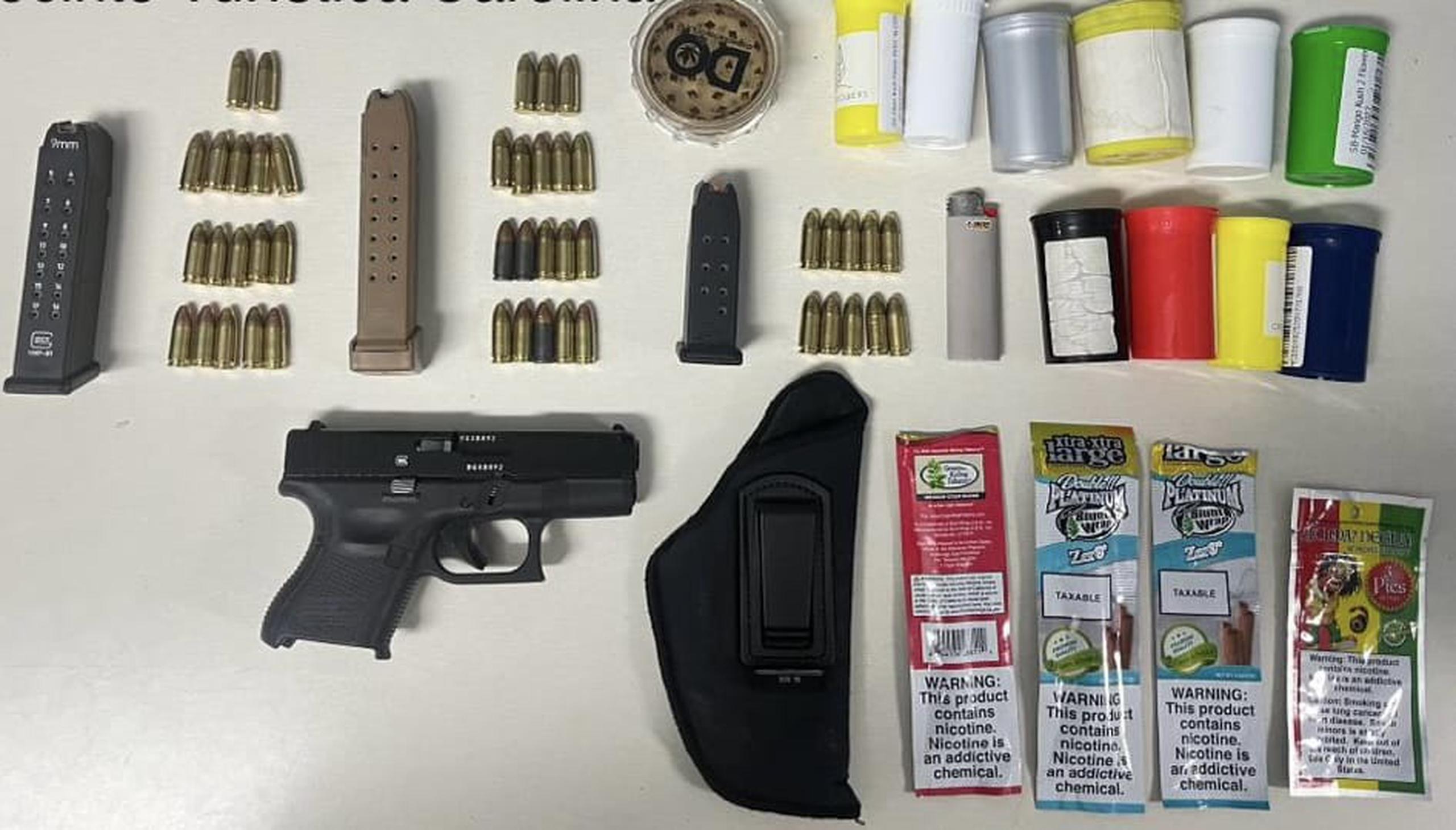 Un arma ilegal, cargadores, balas y sustancias controladas ocupadas durante una intervención de tránsito en Isla Verde.