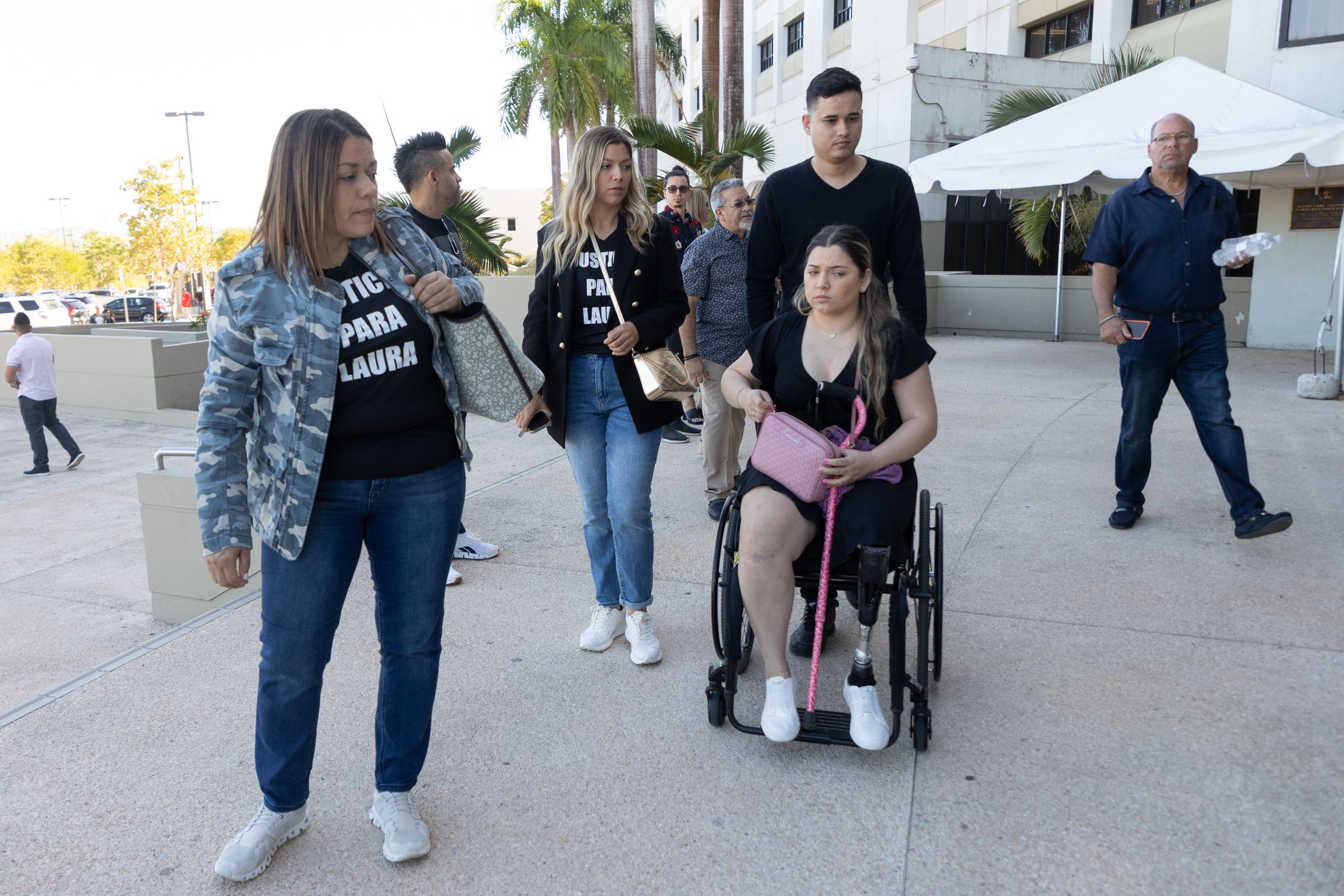 Laura Pérez Hernández, al centro en silla de ruedas, sale del tribunal en compañía de su madre Lissette Hernández y su hermana Marla, luego de que la vista para dictar sentencia fuera aplazada para el 18 de abril.