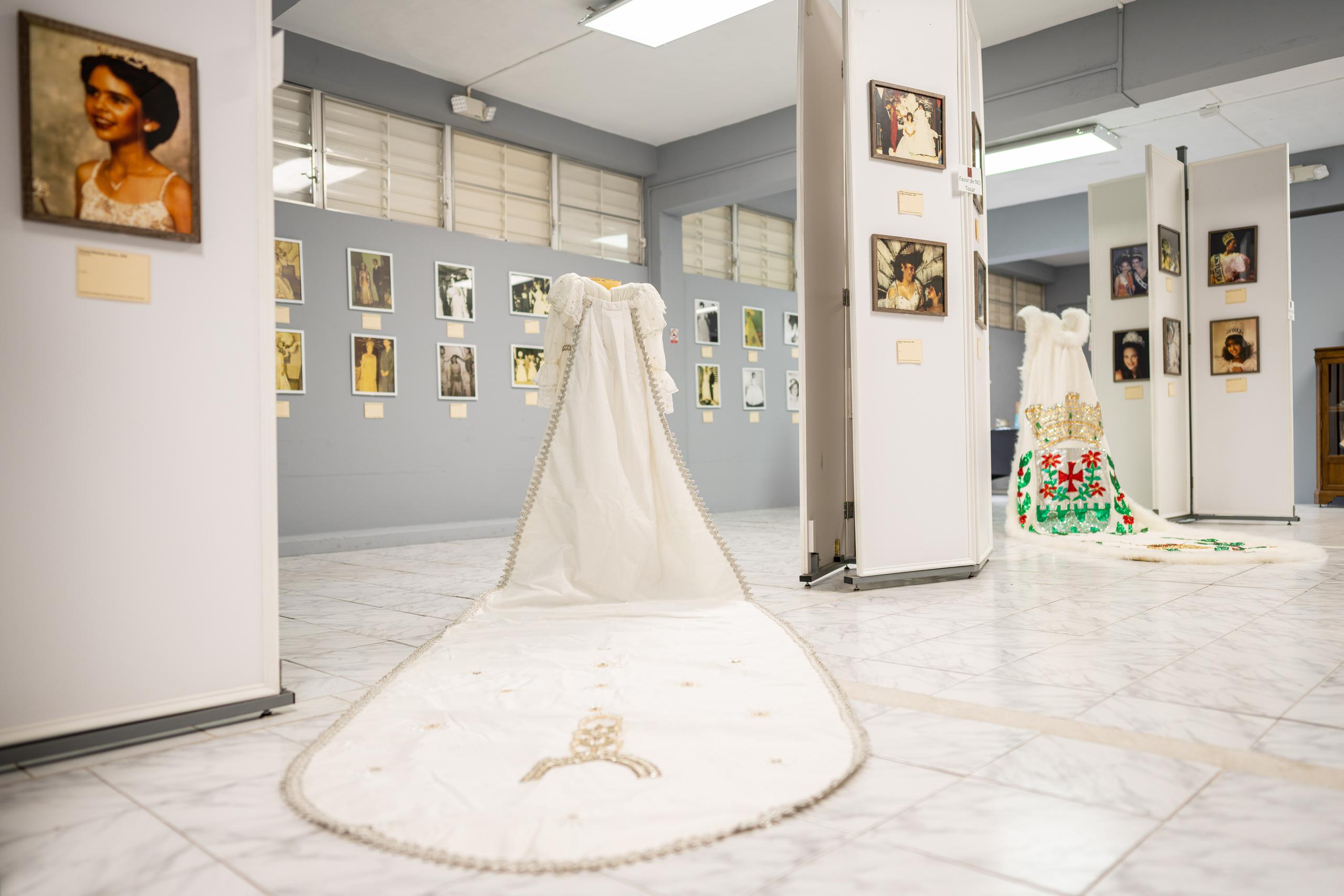 El museo exhibe “El encanto de una trayectoria de coronas”, sobre las reinas de bellaza floridanas.