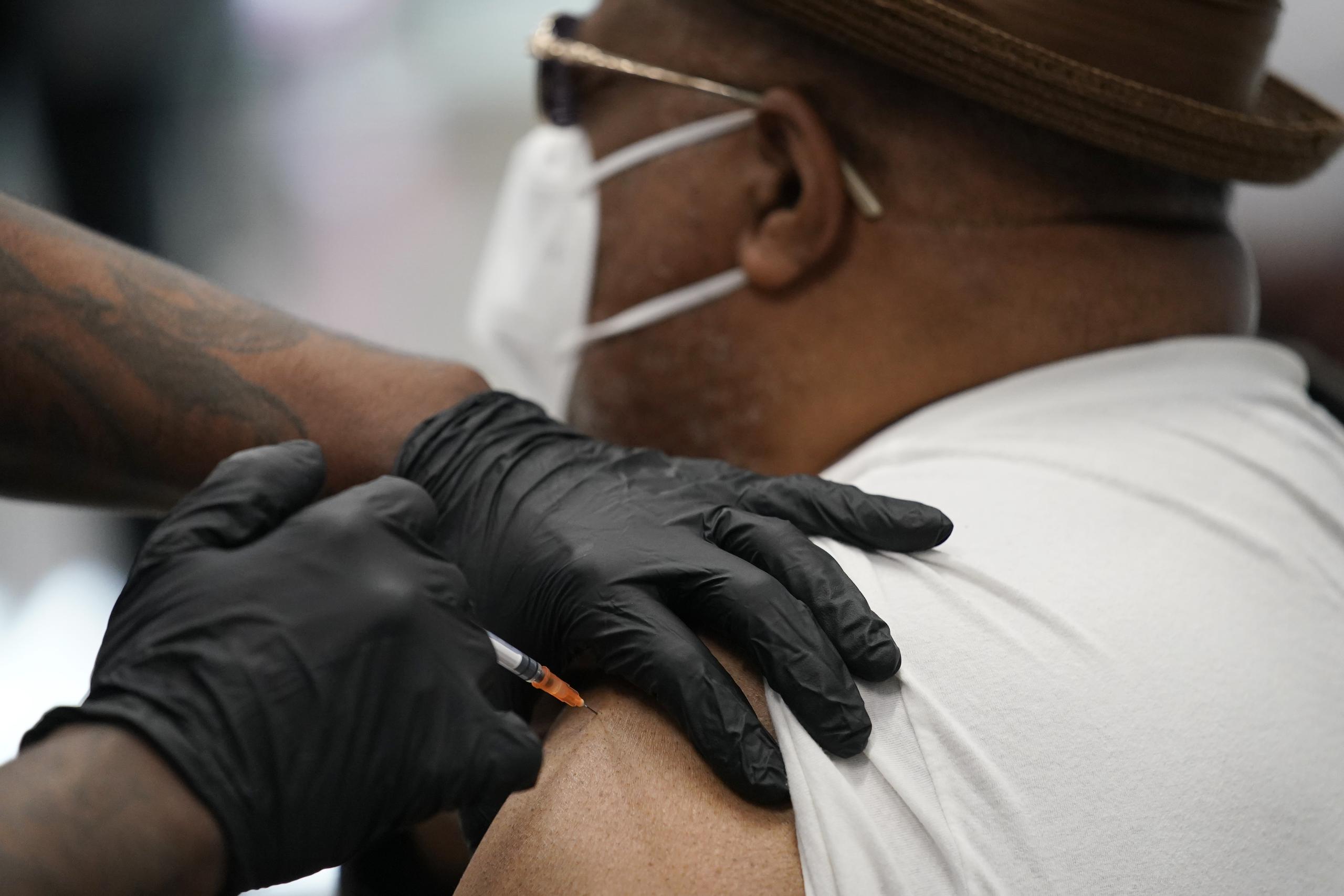 Una persona recibe la vacuna de coronavirus en Las Vegas.
