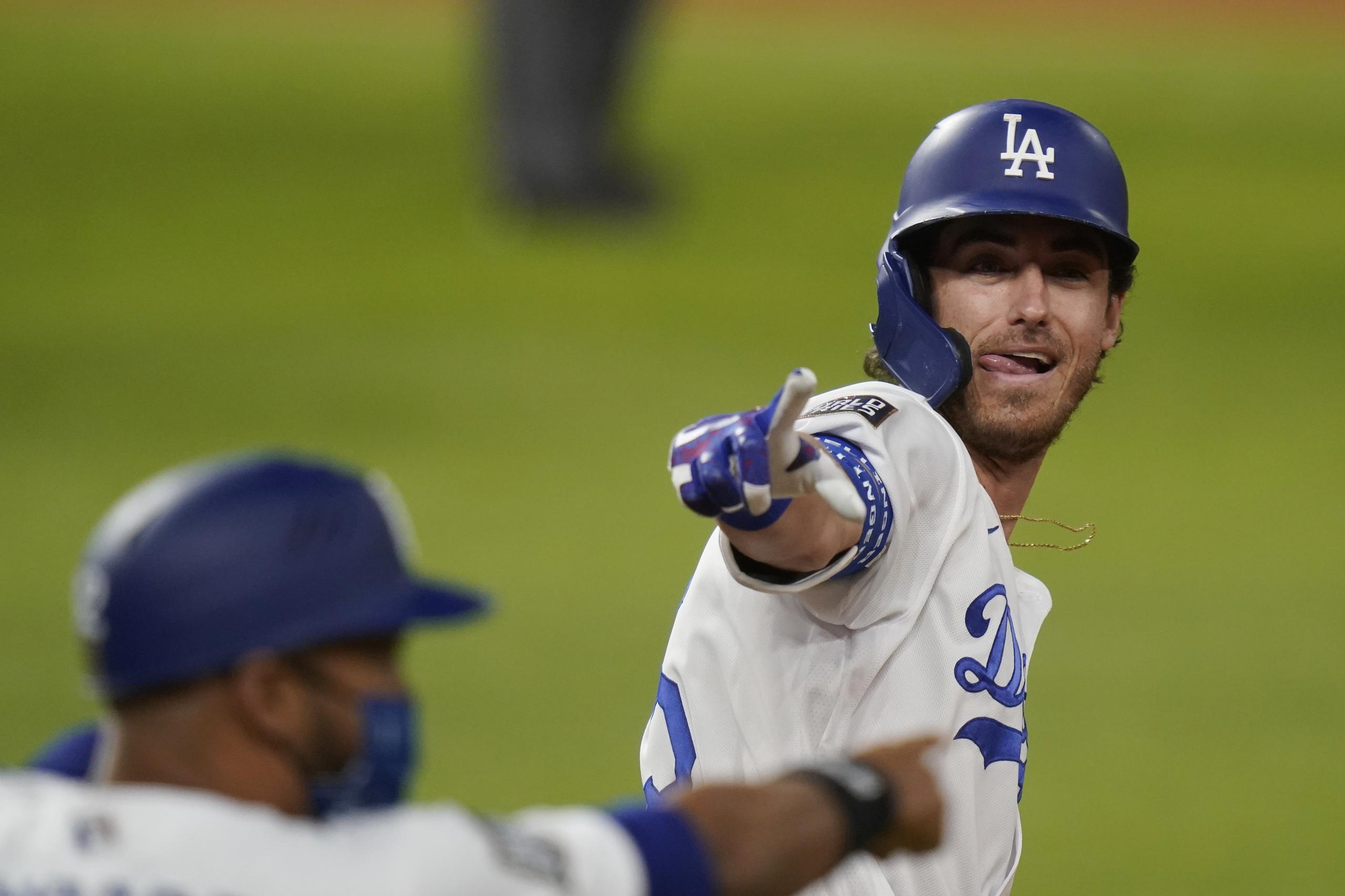 Cody Bellinger, de los Dodgers de los Angeles, celebra su cuadrangular de dos carreras del martes durante la cuarta entrada del primer encuentro de la Serie Mundial.