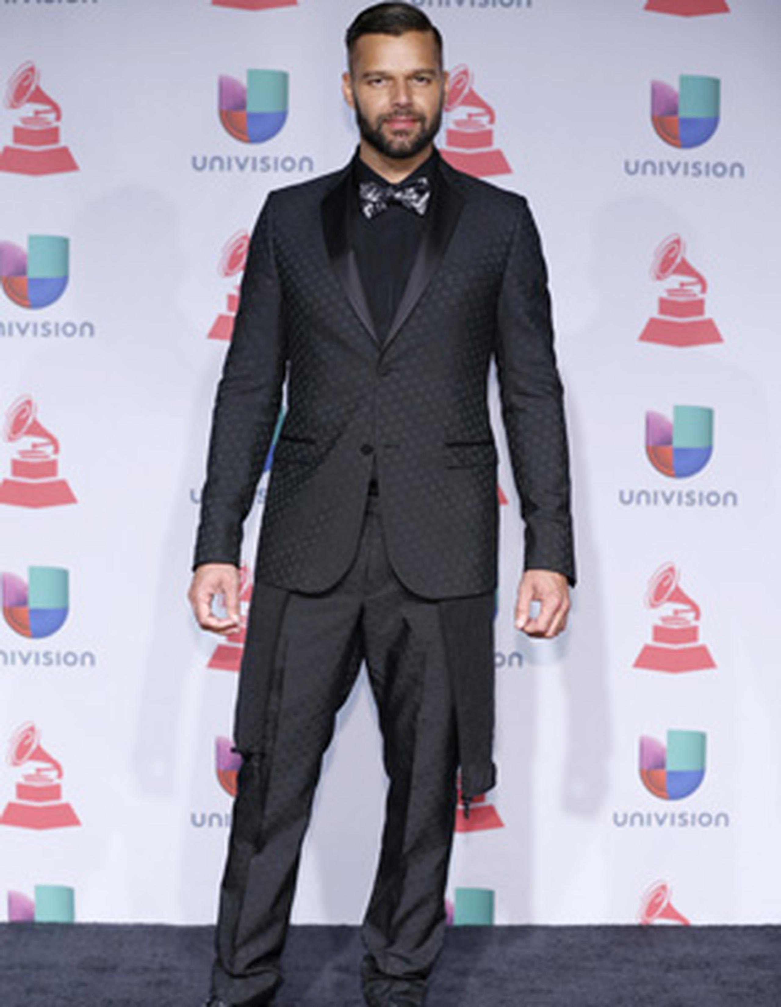 Ricky Martin lució un elegante frac negro con discretos estampados, solapa satinada y corbata de moño. (AP)