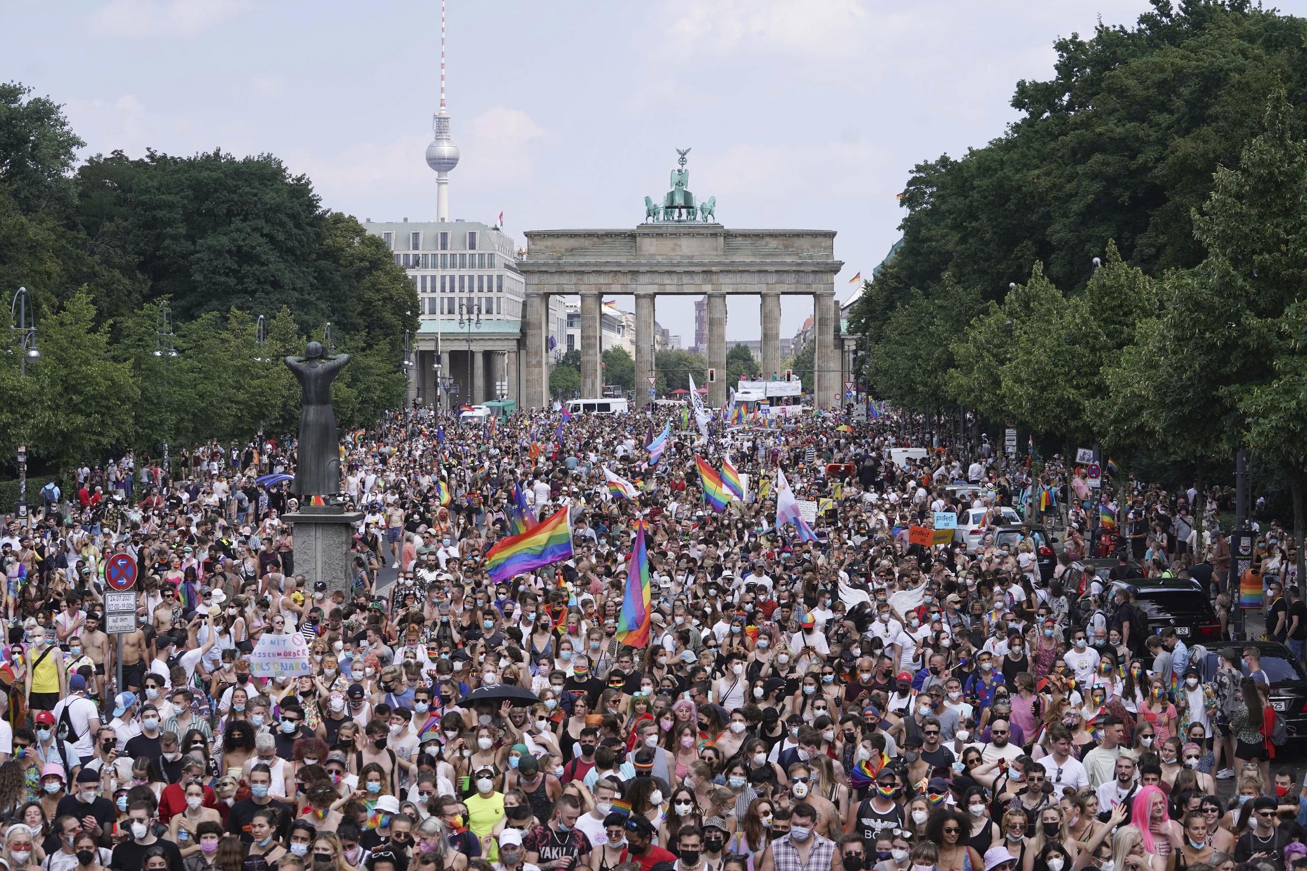 Miles de personas participan en el desfile anual del Día de la Calle Christopher en Berlín, Alemania.