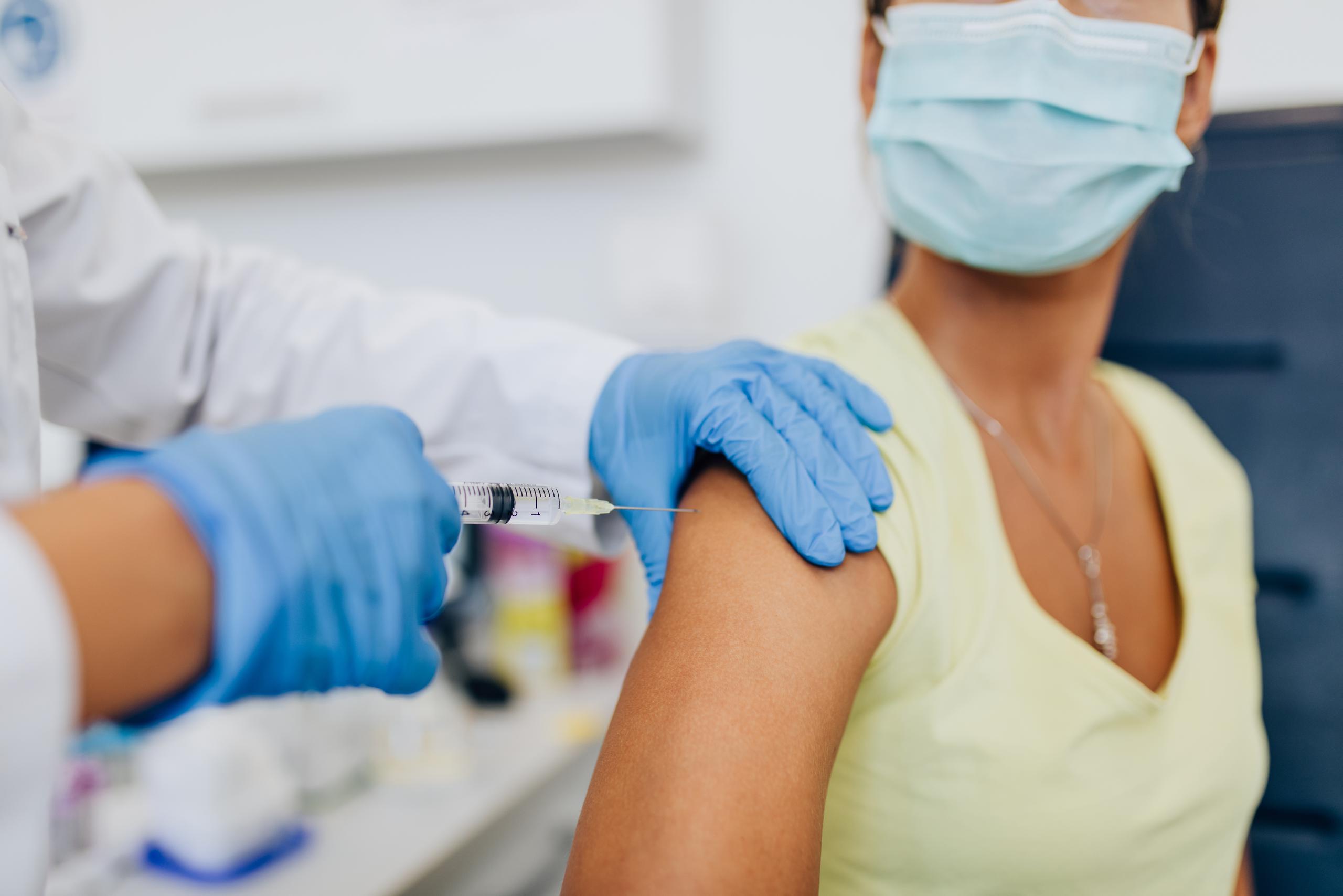 Según informes del CDC, los que recibieron la vacuna -ambas versiones-, indicaron sentir la inflamación entre 2 a 4 días posteriores, pero si la inflamación de los nódulos persiste después de varias semanas se debe evaluar con un ultrasonido.