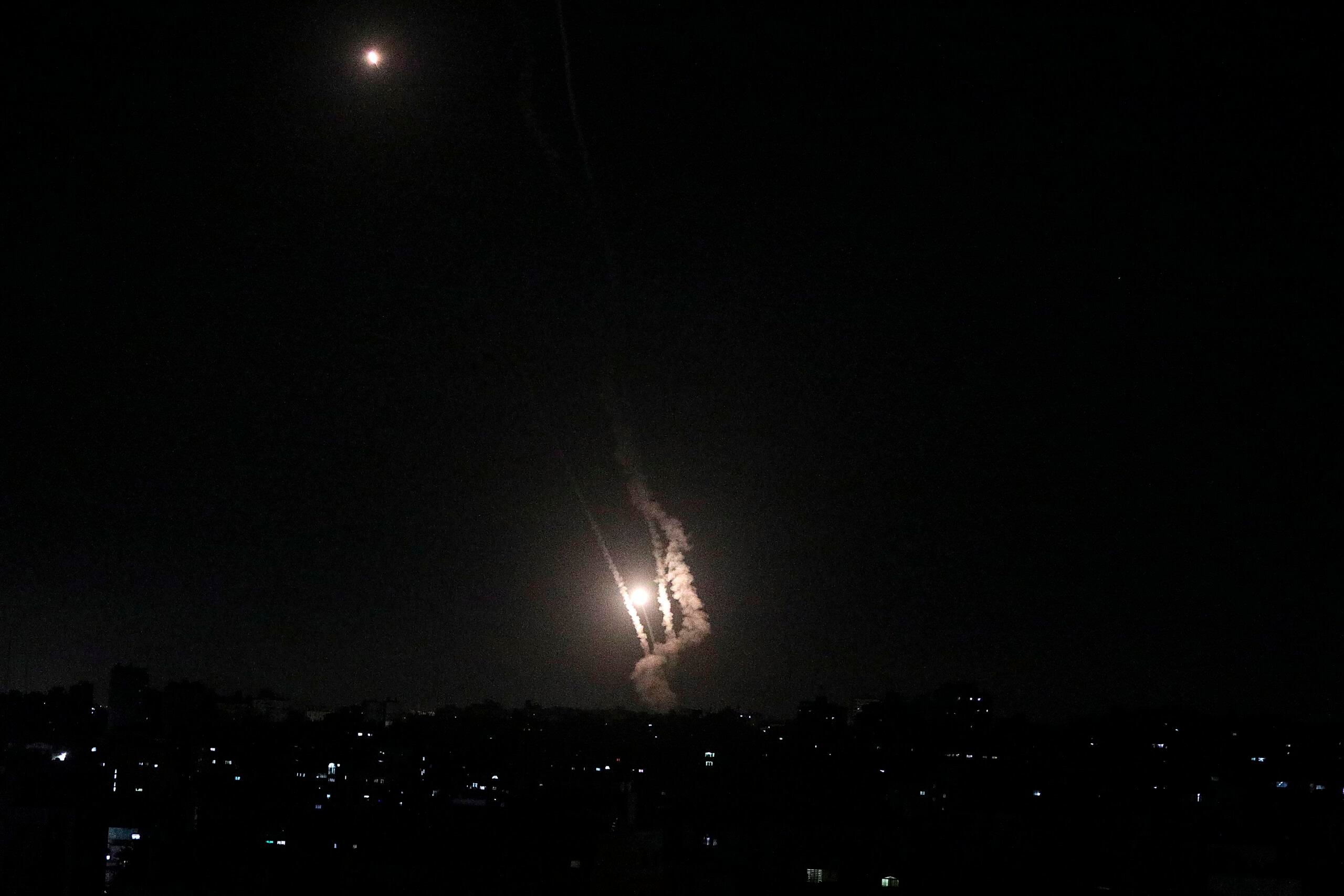 El Ejército israelí dijo haber atacado al menos cuatro viviendas de comandantes de Hamas e “infraestructura militar”, así como un depósito de armas en la casa de un combatiente de Hamas en Ciudad de Gaza.
