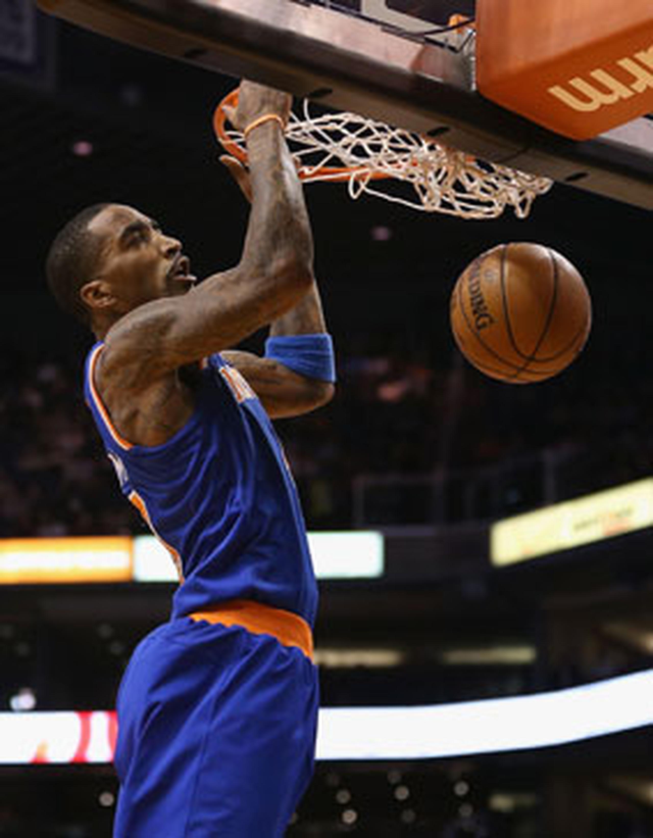 J.R. Smith, #8 en los Knicks de  New York, tuvo dos anotaciones que le dieron el triunfo a su equipo. (AFP)