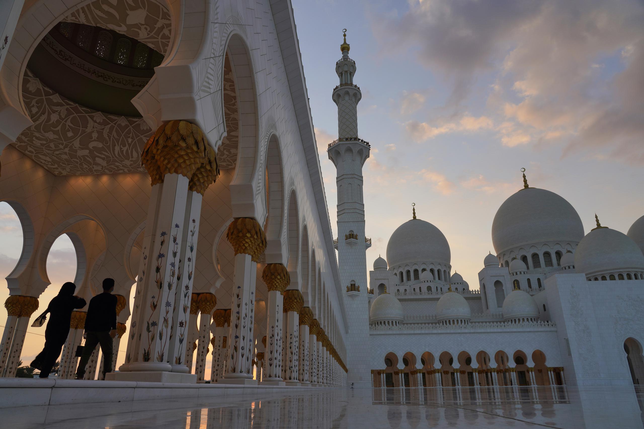 En esta foto del 9 de diciembre de 2020, turistas pasean junto a la Gran Mezquita de Sheikh Zayed en Abu Dabi, Emiratos Árabes Unidos. La NBA disputará dos encuentros de pretemporada en Abu Dhabi a partir del 2022.