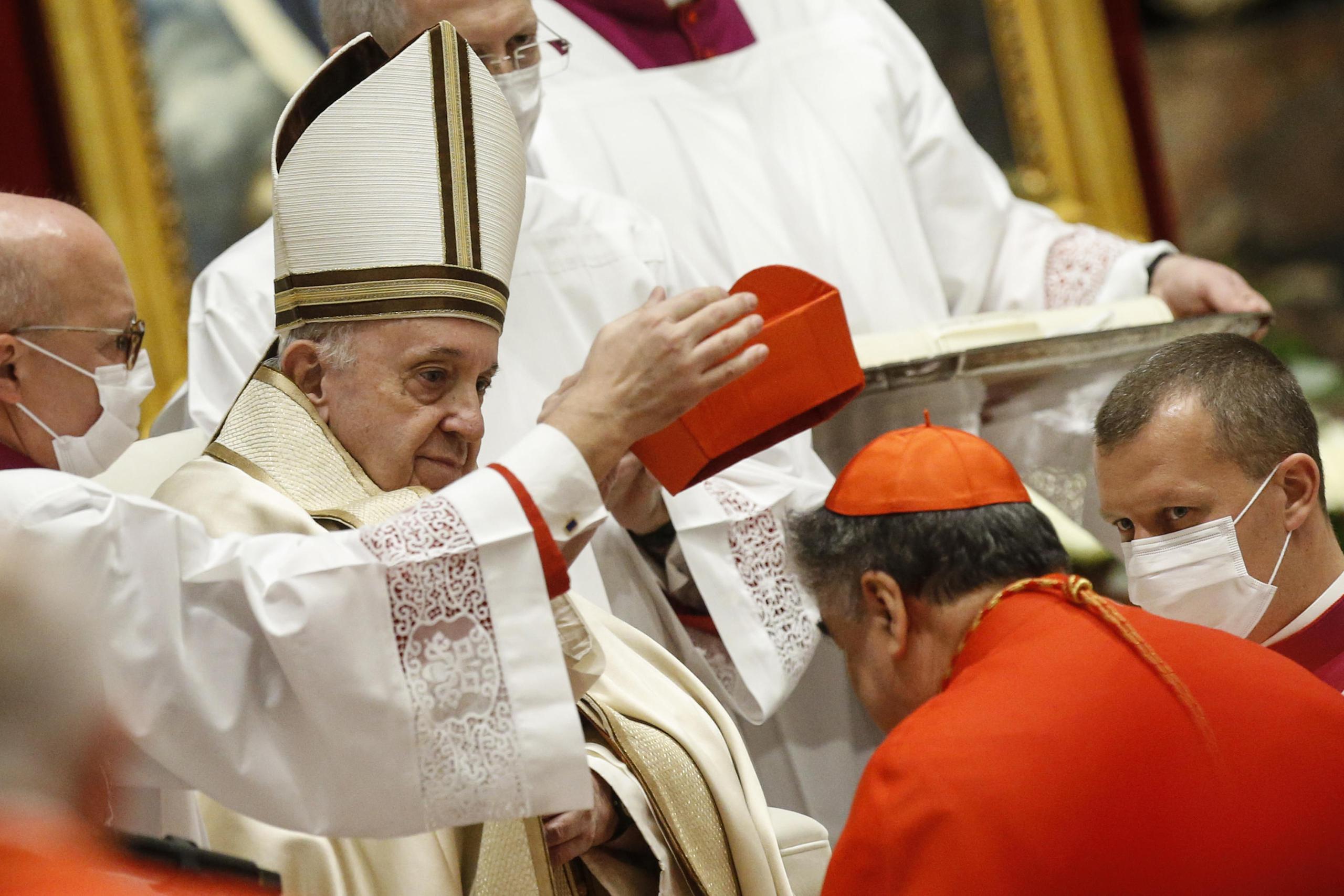 El nuevo cardenal mexicano Felipe Arizmendi Esquivel recibe su capelo cardenalicio del papa Francisco durante una ceremonia del consistorio donde 13 obispos fueron ascendidos a rango de cardenal en la Basílica de San Pedro en el Vaticano.