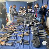Ocupan arsenal de armas ilegales en Villa Palmeras 