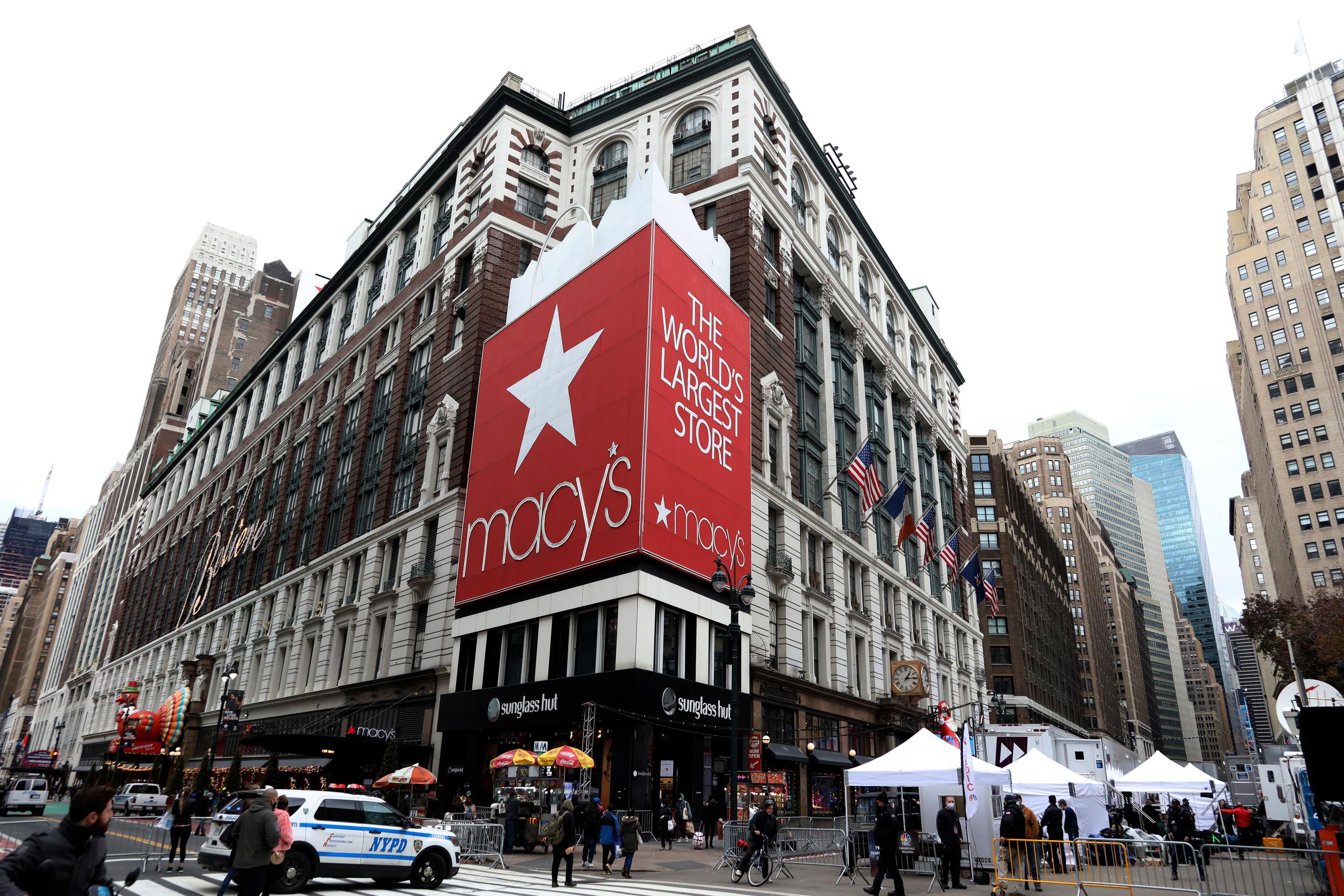 Personas caminan frente a una tienda de Macy's en Nueva York (EE.UU.), en una fotografía de archivo. EFE/Jason Szenes
