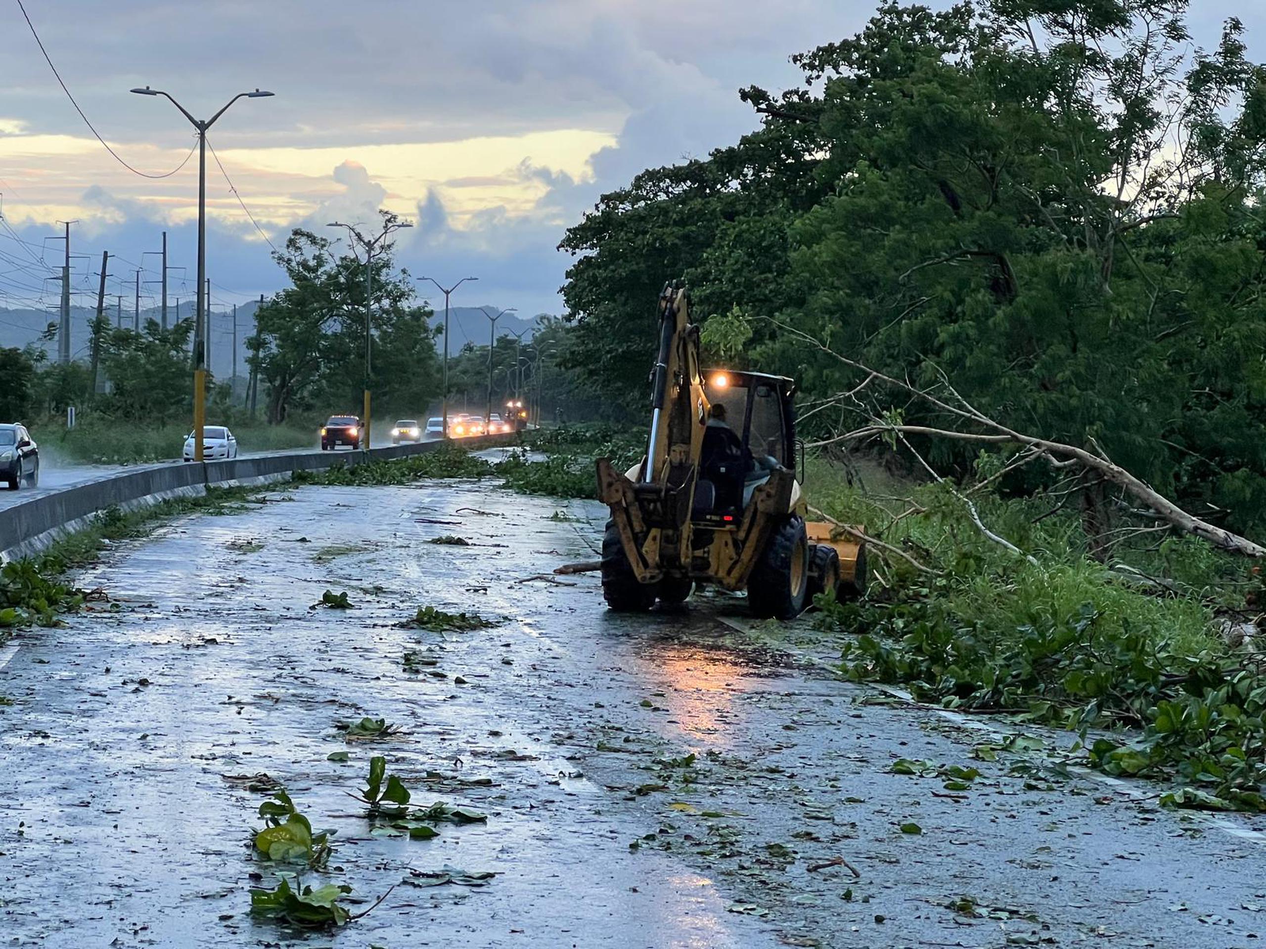 Brigadas municipales realizaban labores de limpieza luego que varios árboles cayeran sobre el pavimento, obstruyendo la carretera PR-2 a la altura de Cambalache en Arecibo.