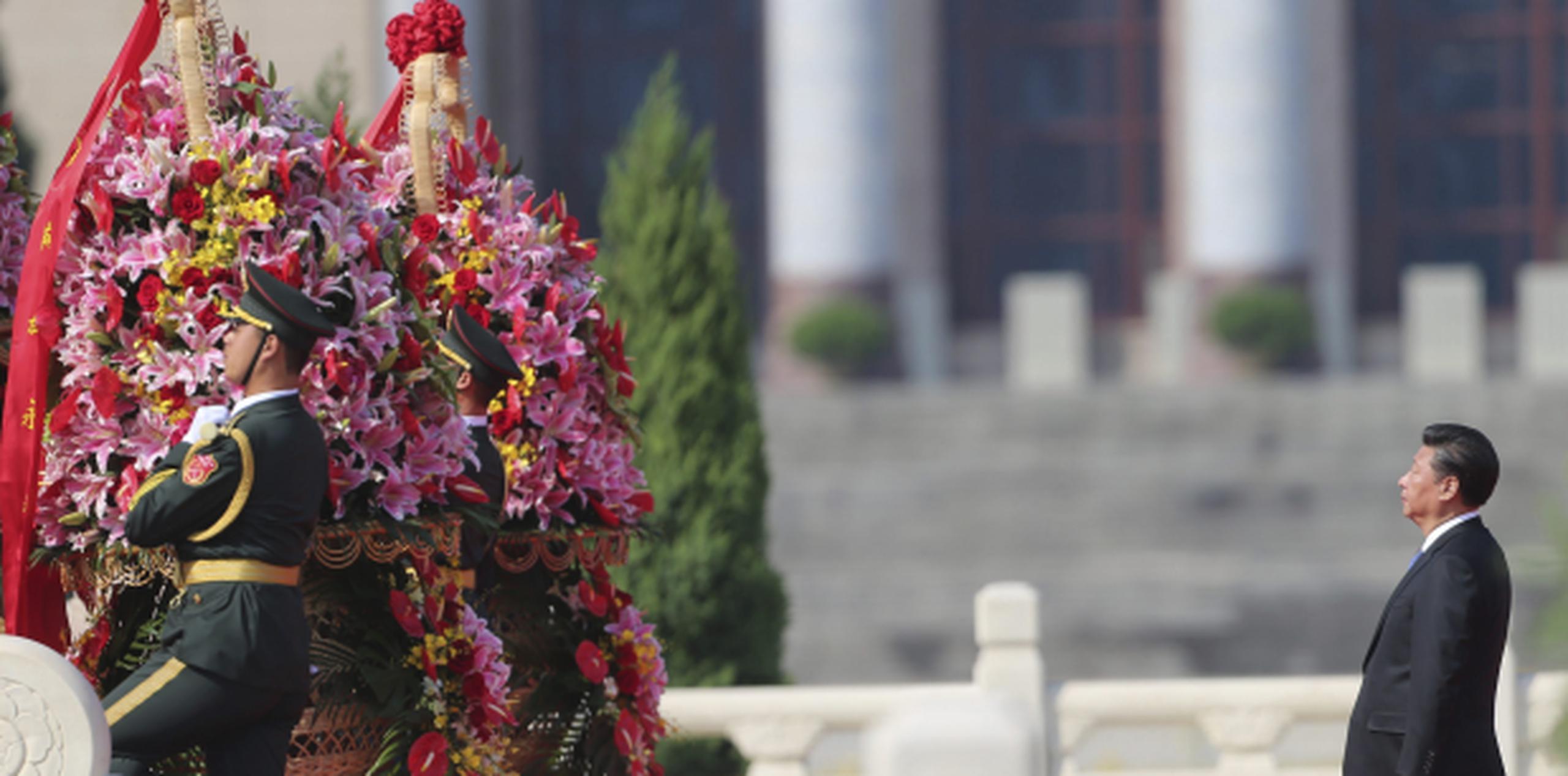 Las explosiones ocurren en la víspera del Día Nacional. Aquí el presidente chino, Xi Jinping asiste a una ofrenda floral en la víspera del  ante el momumento a los Héroes en la Plaza de Tiananmen. (EFE)