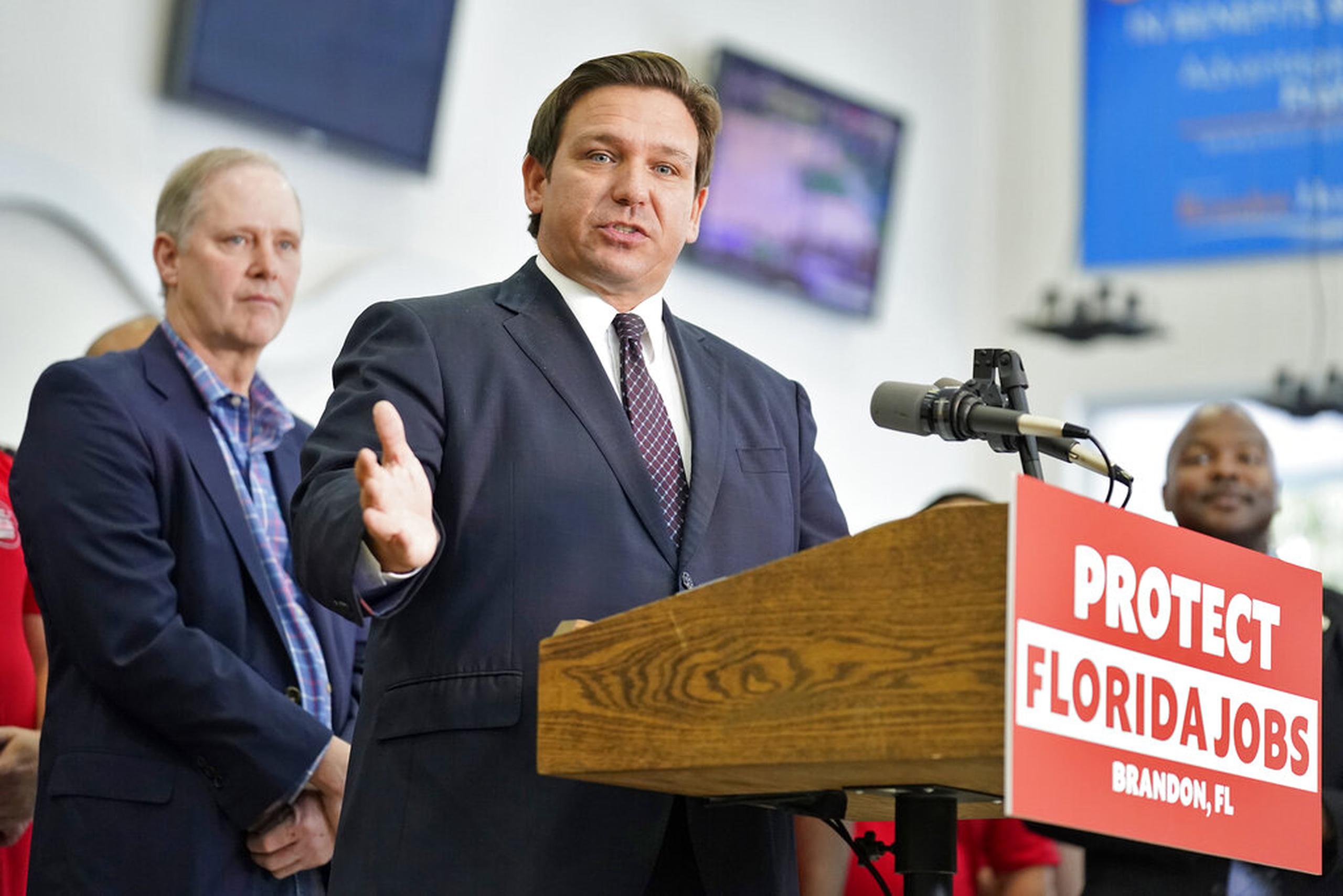 El gobernador de Florida, Ron DeSantis, habló con partidarios y reporteros después de la firma del proyecto de ley el 18 de noviembre de 2021, en Brandon, Florida.