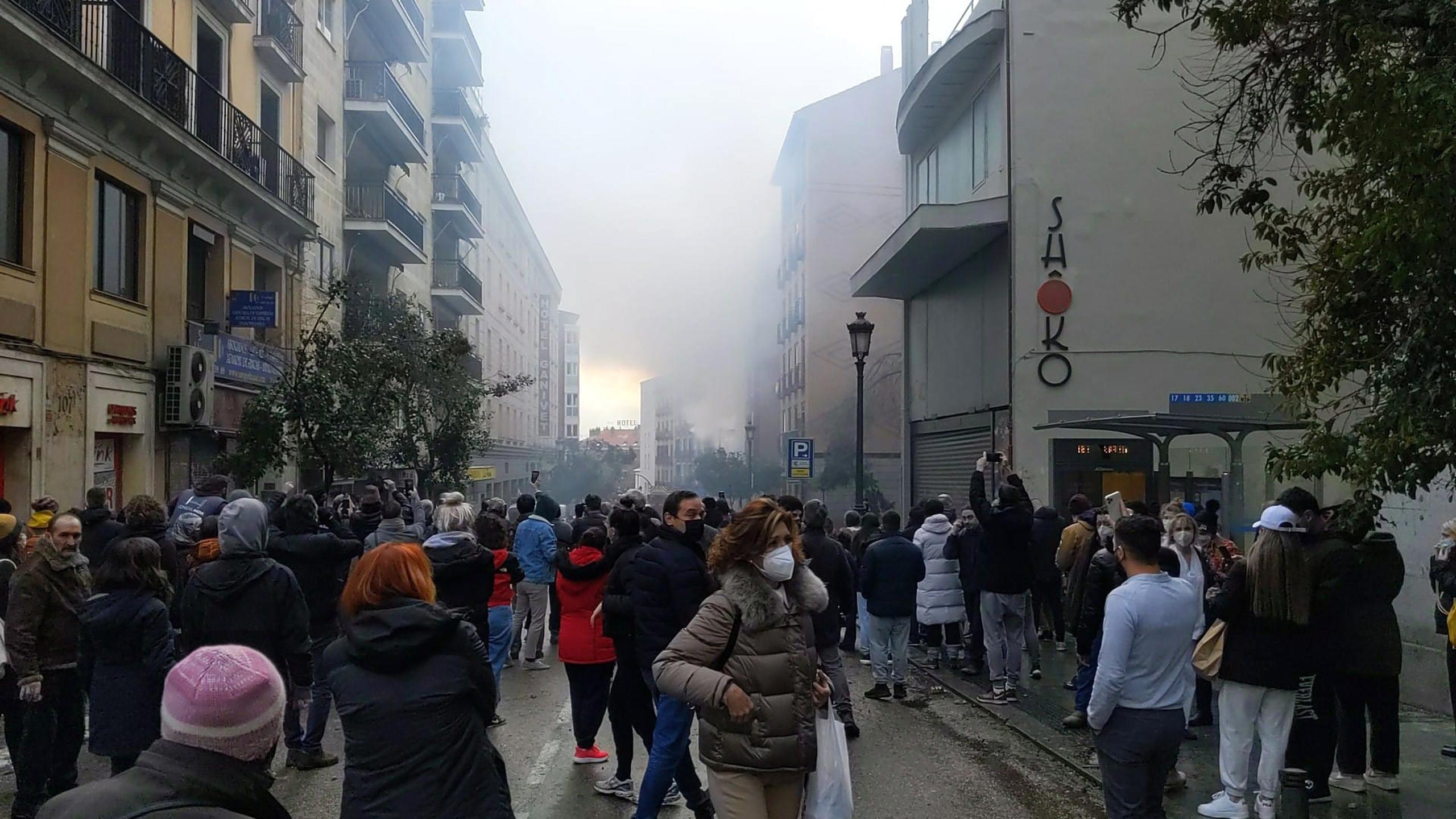 Una fuerte explosión ha provocado en torno a las tres de la tarde el derrumbe de parte de un edificio en la calle Toledo de Madrid.