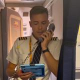 El emotivo mensaje de un piloto al coincidir por primera vez con su madre azafata en un vuelo