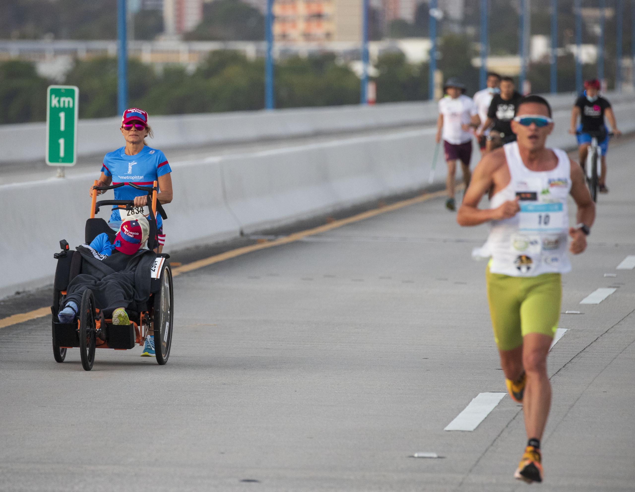 Liz López y Summer tuvieron un lapso de la carrera que corrieron sobre el Puente Teodoro Moscoso en dirección contraria a la masa de corredores, quienes les animaron.