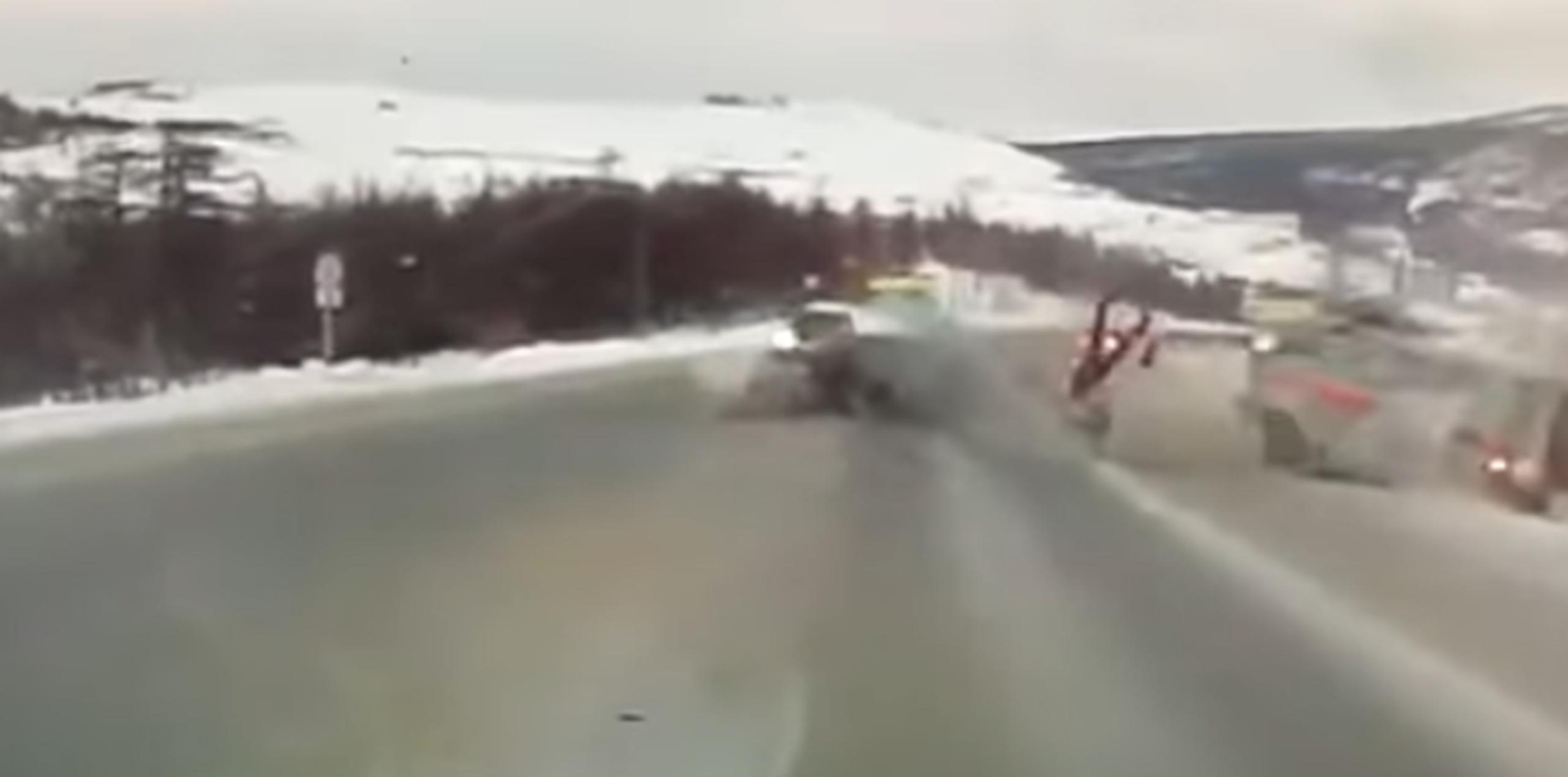 El incidente, ocurrido en Rusia, fue grabado por la "dash cam" de otro vehículo. (YouTube)