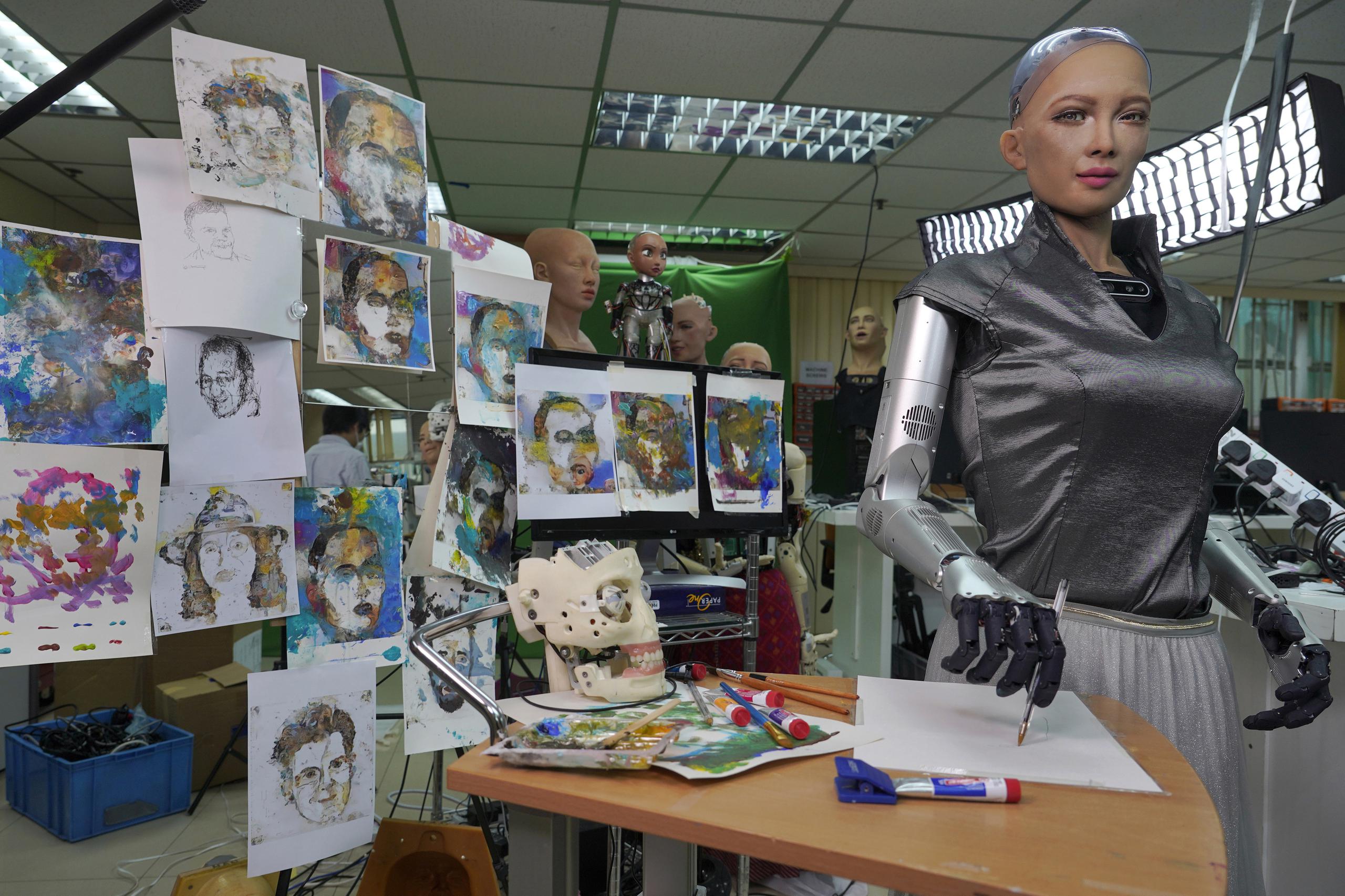 Obras de Sofía son vistas en el estudio de Hanson Robotics en Hong Kong.