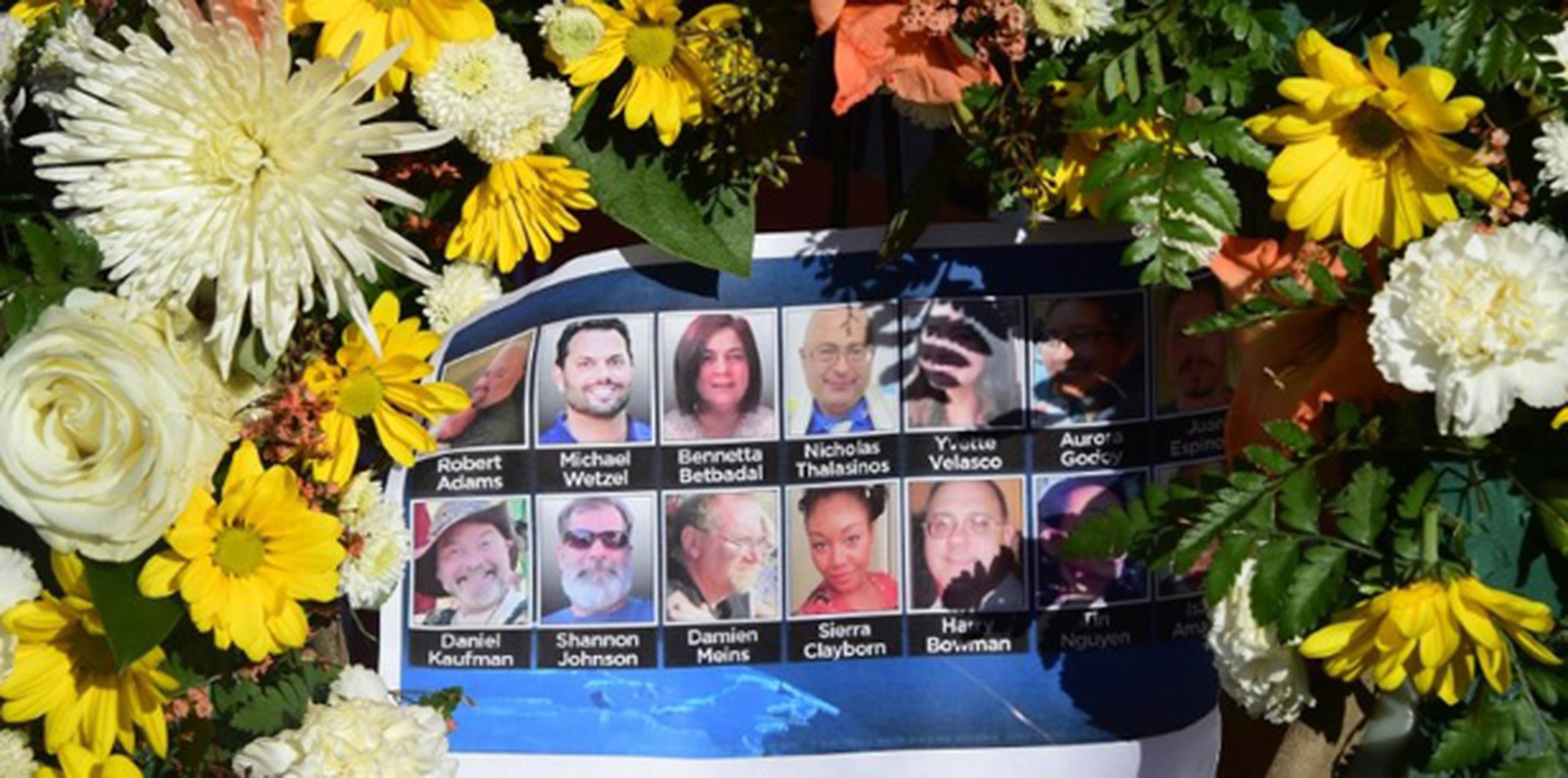 Varios de los fallecidos son recordados con una corona de flores cerca del altar que se ha alzado en la escena del tiroteo en San Bernardino, California. (AFP)