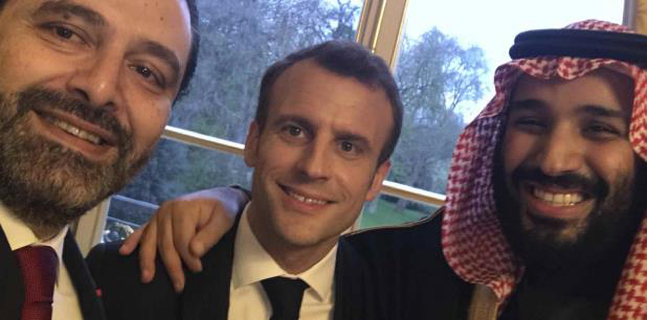 El príncipe Mohammed posa para un selfie con el primer ministro de Líbano,  Saad Hariri, y con el presidente de Francia, Emmanuel Macron. (AP)